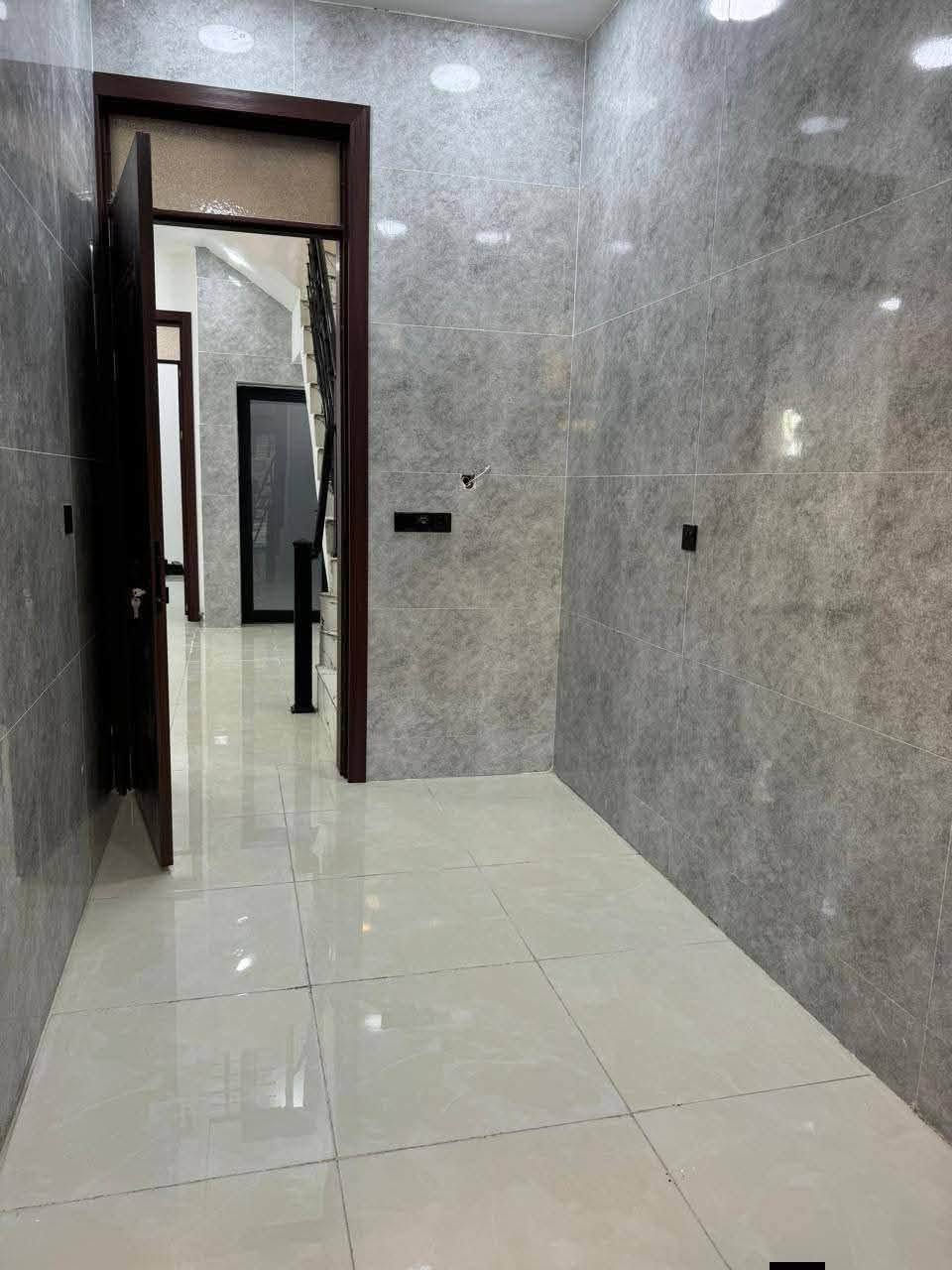 للبيع بيت سكني 100 متر – طابقين
✨ واجهة مودرن وتشطيب راقي وعصري
📐 المساحة: 100م²
🏠 البناء: طابقين
🛏️ عدد غرف النوم: 3 غرف
🚿 تصميم عملي ومناسب للعوائل
💡 إنارة وديكورات واجهة مميزة
🚪 أبواب وشبابيك بتصميم عصري
📍 الموقع: بغداد – الدوره /مجمع السلطان الثالث 

💰 السعر: يُذكر عند التواصل
📞 للاستفسار والتفاصيل: راسلنا خاص 
***********
