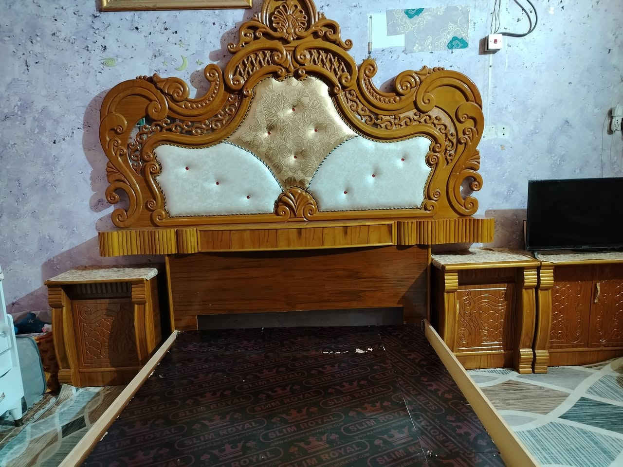 غرفة أخشاب • نضيفه • ٦ بيبان