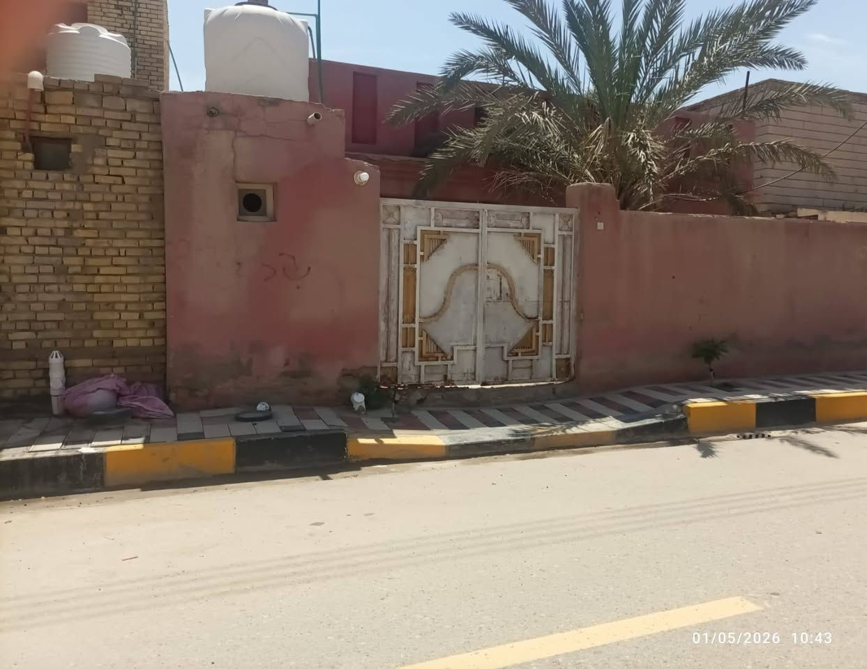 السلام عليكم بيت للبيع طابو صرف المساحة 240متر  بناء قديم ينسكن بيه  سوق الشيوخ حي العسكري الثاني شارع سيد جواد. سادس فرع تفاصيل البيت السقف كونكريت مسلح  غرفتين استقبال هول. مطبخ حمام داخلي وصحيات خارجيه كراج وحديقة للاستفسار الاتصال ع الرقم *********** واتساب موجود
