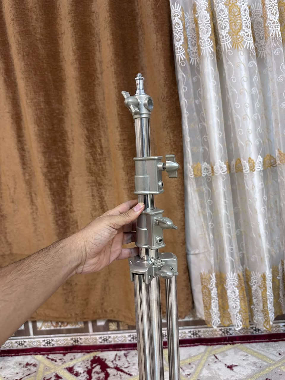 ما مستخدم للبيع ارتفاع مترين ونص يستخدم للأضاءات ويحمل وزن ثقيل السعر ٤٠ الف
