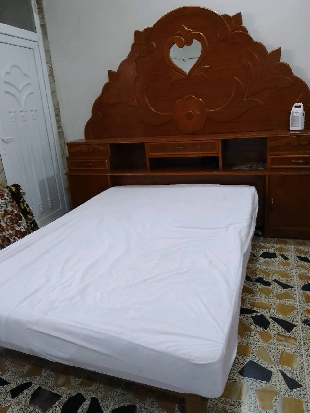 غرفه للبيع مع دوشك السعر 800وبيها مجال
حبيبي/حبيبتي، شنو اسم/موديل الغرفة بالضبط؟ يعني هل هي كاملة لو بس السرير والملحقات والدوشك؟: 
كامله موديلها صاج عراقي
وين مكانك بالضبط حتى المشتري يعرف للمعاينة أو الاستلام؟ (المنطقة/المدينة): 
ديالى بعقوبه
السعر 800 ألف نهائي لو بيه مجال بعد؟ وهل التوصيل على المشتري لو إنت ترتبه؟: 
بيها مجال توصيل على مشتري