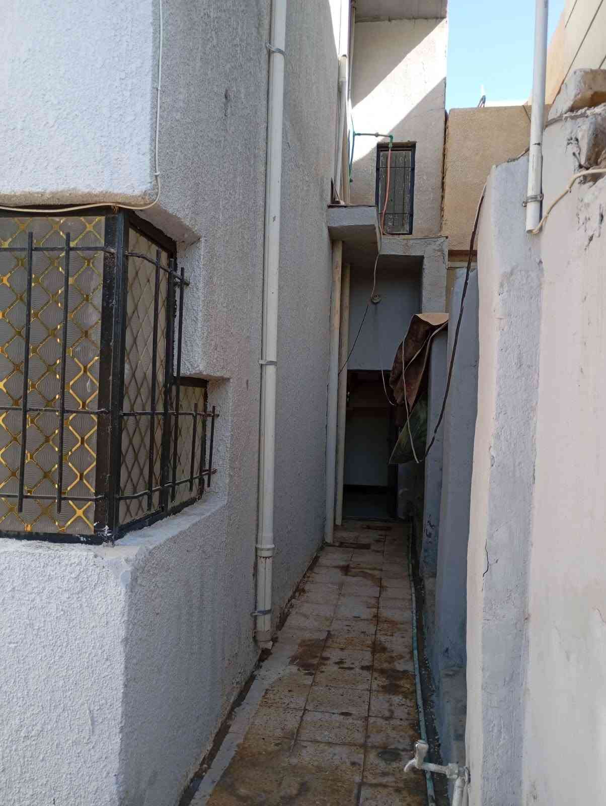 💡  فرصة استثمارية وسكنية ممتازة
(تستطيع سكن نصف وتأجير النصف الآخر فوراً ليعود عليك بوارد شهري ممتاز).
🏠 دار للبيع في الكوت - منطقة داموك (الطشاش) قرب مديرية المرور 🏠
الموقع والميزات العامة:
السند: طابو ملك صرف (باسم المالك وسكني - جاهز للتحويل الفوري)
المساحة الكلية: 200 متر مربع.
الموقع: تسلسل البيت العاشر عن الشارع العام (موقع هادئ وسهل الوصول).الشارع مقابل دائرة  المرور .
عرض الشارع: شارع عريض ومميز جداً بعرض 10 أمتار.
هيكل البناء: بناء عائلي متين وثقيل من الدرجة الأولى، البيت مرتفع ومحصن عن الشارع بسلم من 3 إلى 4 بايات، والنصفان مبنيان بحائط مشترك قوي ممتد على طابقين. البيت مصبوغ بالكامل بلون أوف وايت نظيف وجاهز للسكن.
تصميم الدار (نظام مشتملين منفصلين تماماً بسياج عازل وباب خارجي مستقل بعرض 1 متر لكل منهما):
النصف الأول (طابقين):
الطابق الأرضي: طرمة أمامية واسعة ومعزولة (5م × 5م)، صالة (4م × 5م)، حمام وتواليت مشترك (2م × 3م) مخدوم بممر، هول داخلي يحتوي على السلم وباب المنور الجانبي، مطبخ (4م × 5م) بتهوية ممتازة مع منور خلفي خاص.
الطابق الثاني: غرفتين نوم واسعتين (إحداهما مبنية فوق صالة النصف الثاني)، هول داخلي كبير، وباب يفتح على السطح الأول.
السطوح: مطبقة بالكامل بالشتايكر ومرتبة مع سلم للطابق الثاني.
النصف الثاني (طابق واحد معزول):
طرمة أمامية مستقلة ومرتبة (5م × 5م) وباب خارجي خاص، صالة (4م × 5م)، ممر يحتوي على حمام وتواليت مشترك (2م × 3م)، مطبخ (3م × 3م)، غرفة نوم (4م × 5م) مع باب على منور جانبي مخصص للتهوية.

📞 للاستفسار ومعاينة العقار تفضلوا بالمراسلة على الخاص (خاص الصفحة) أو الاتصال على الرقم: [***********].

