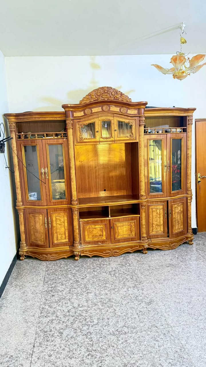 مكتبة/معرض تلفزيون خشبي ضخم بتصميم كلاسيكي ورائع للبيع 🛋️✨
المواصفات:
 * التصميم: كلاسيكي فخم مع نقوش وحفر يدوي مميز باللون الخشبي الدافئ.
 * المساحة والتخزين:
   * خزانة جانبية يسار وأخرى يمين مع أبواب زجاجية وأرفف للعرض والتخزين.
   * مكان مخصص للتلفزيون في المنتصف مع رفوف إضافية.
   * خزائن وأدراج سفليّة واسعة للتخزين.
 * الحالة: ممتازة وجاهزة للاستخدام الفوري.
التفاصيل:
 * السعر: الي يدفع بيهة اكثر بلعافية علي
 * الموقع: بابل / الطهمازية
للتواصل والاستفسار يرجى المراسلة على الخاص أو الاتصال على الرقم: 
***********
