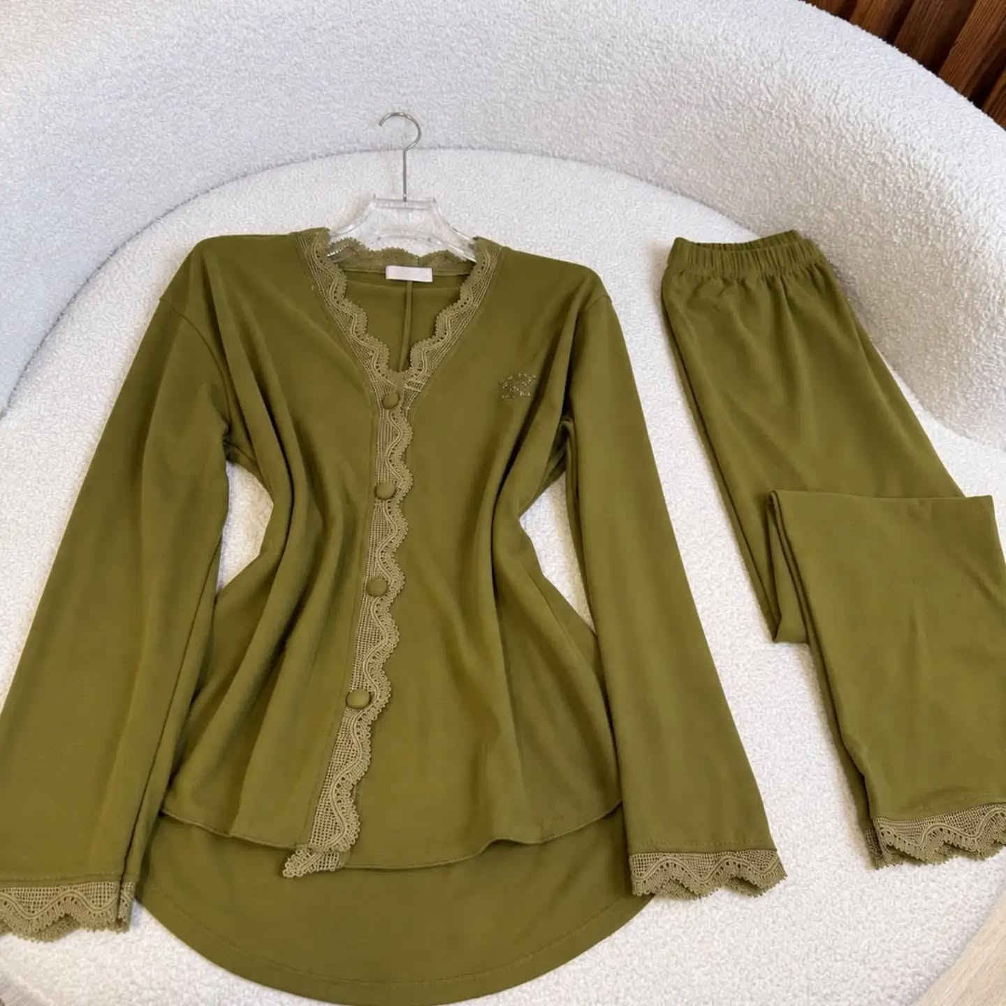 ❄️ موديلات شتائية وصلت  🤎

💰 السعر: [15 الف فقط]
📏 القياسات: [ L..XL..2XL..3XL

📩 للطلب
صورة الموديل 
 القياس 
 اللون على الخاص، 
ونثبت لجِ الطلب ونرسل تفاصيل التوصيل 🛍️

✨ لا تفوتچ، اطلبي موديلچ المفضل هسه!
@Celin_Al_Qaisi

***********
