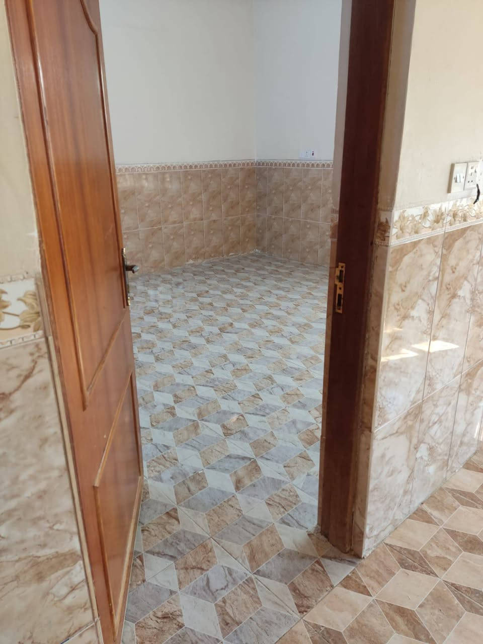 بيت للبيع الملاين الثانيه قرب جامع العادل
مساحه 100مربع غرفتين نوم استقبال مطبخ كامل الخدمات ماء كهرب تبليط 

سعر الدار 55بي مجال بسيط للاستفسار اتصل أو راسل وتساب 

***********

***********
