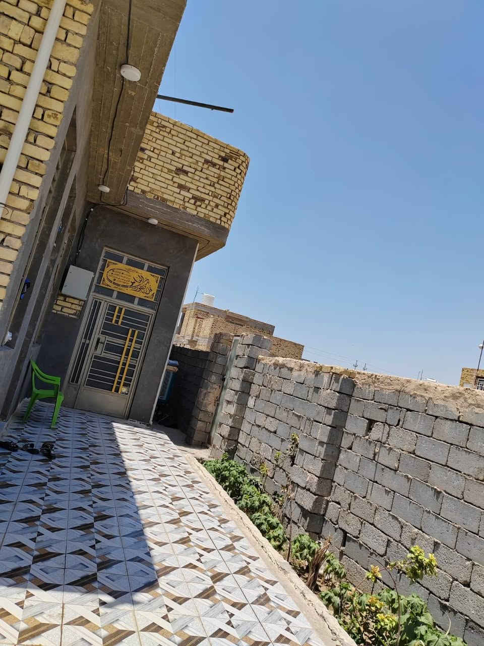 السلام عليكم بيت للبيع مساحته ٢٠٠ ركن ع شارعين في مدينة كاع مهدي عاكول مقابيل طاقة الكهرباء هور حجاب  سند ٢٥ يتكون البيت من ٣ غرف نوم وصاله واستقبال ومطبخ حار وبارد الاستفسار على هذا الرقم ( ***********)

