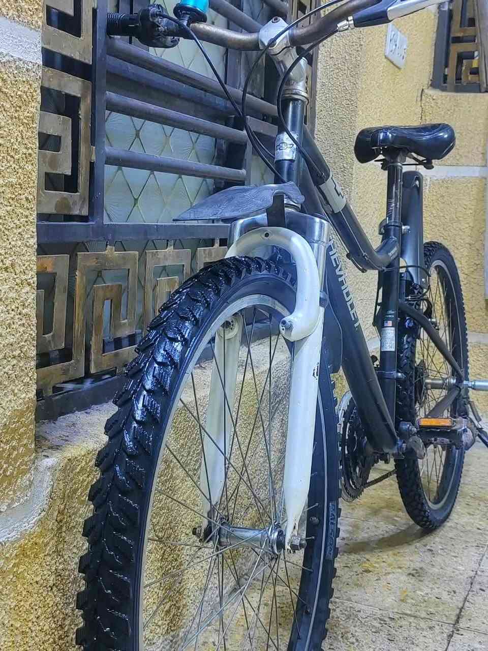 💯 بايسكل جبلي نضيف جدا💯(حجم26) 
صناعة💥شركة شيفروليت العالميه💥(شعارها بالصوره) 
دبلاته شغاله وبي حمالات وجاملغات وجرس👌
مابي اي عطل عدا الگير✅
🌹مكاني بغداد البياع ***********🌹
السعر120 فقط🔥وبي مجال للشراي🔥
