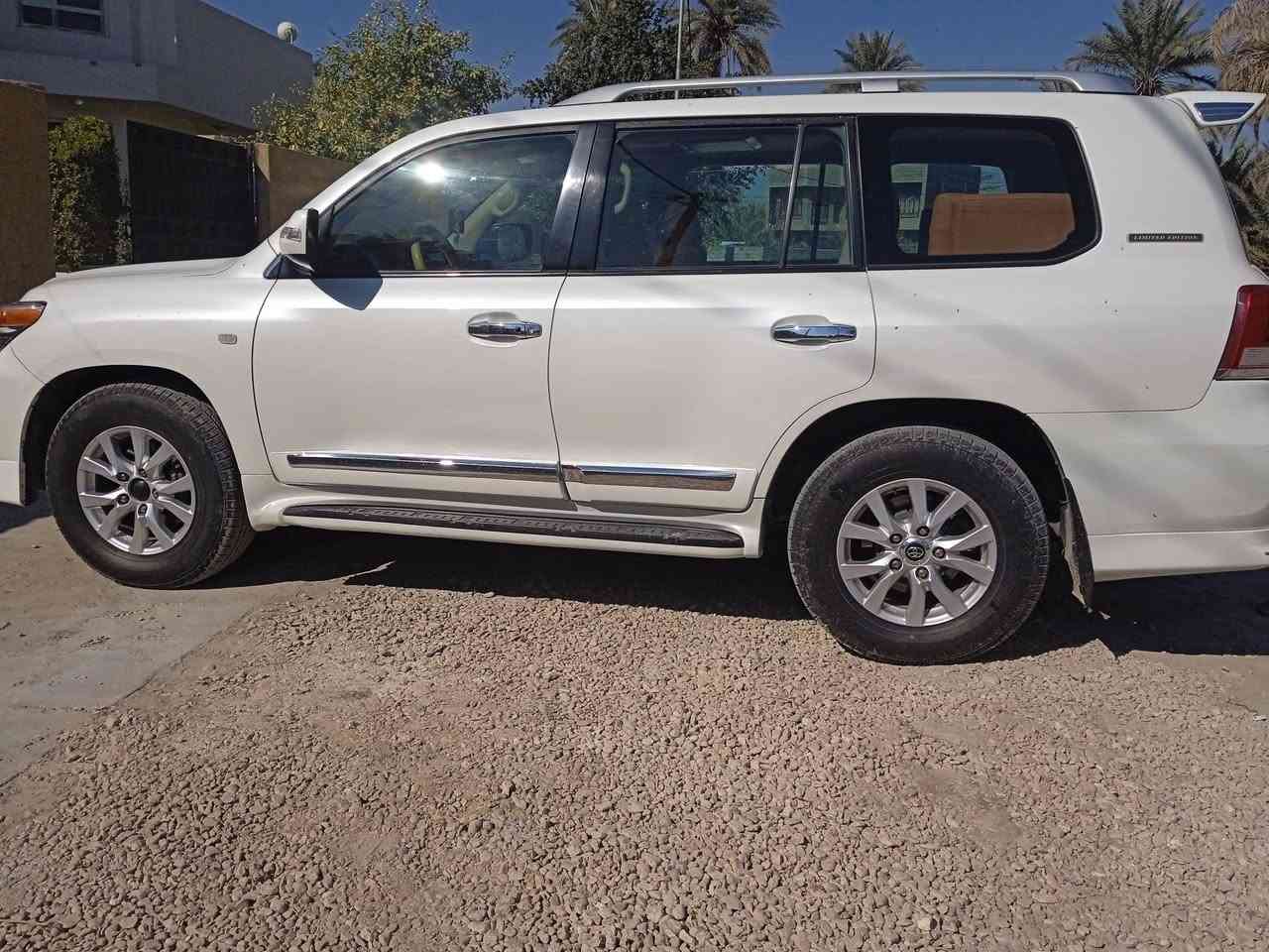 لاندكروزر موديل ٢٠١٠ محدث بس بك لايت رقم وات ساب فقط ***********
