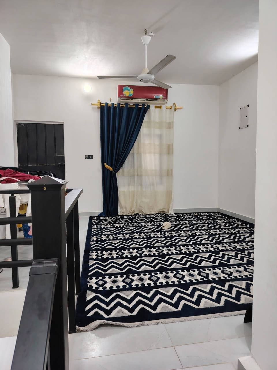 السلام عليكم 
بيت للبيع خلفي طابقين بحي المعلمين بيت مرتب كلش مساحه 117واقع حال بطابو 105.
الطابق الاول دوانيه وصاله وهول ومطبخ وصحيات ومنور
 الطابق الثاني غرفتين وصاله وصحيات وسطح 
شغل درجة أولى  توه مرمم البيت 2025 مداور ثاني يوم كافه الخدمات موفره ماء مجاري شوارع كبار تبليط مدارس منطقة راقيه
السعر 115 وبيه مجال
للستفسار ***********
