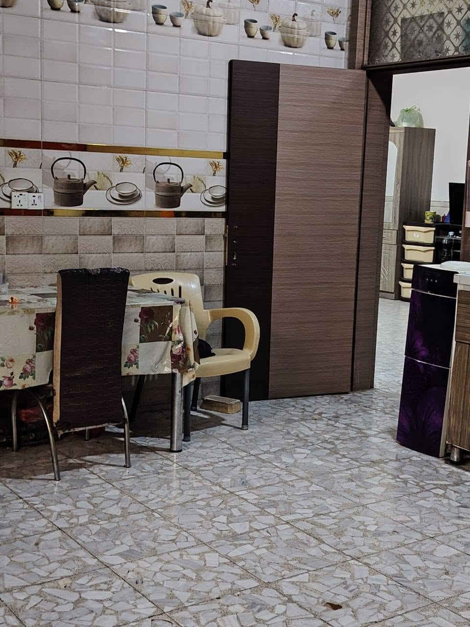 بيت للبيع مساحه 225 متر سهم ٢٥البيت طابقين حي الرياض  بيع مستعجل ***********
