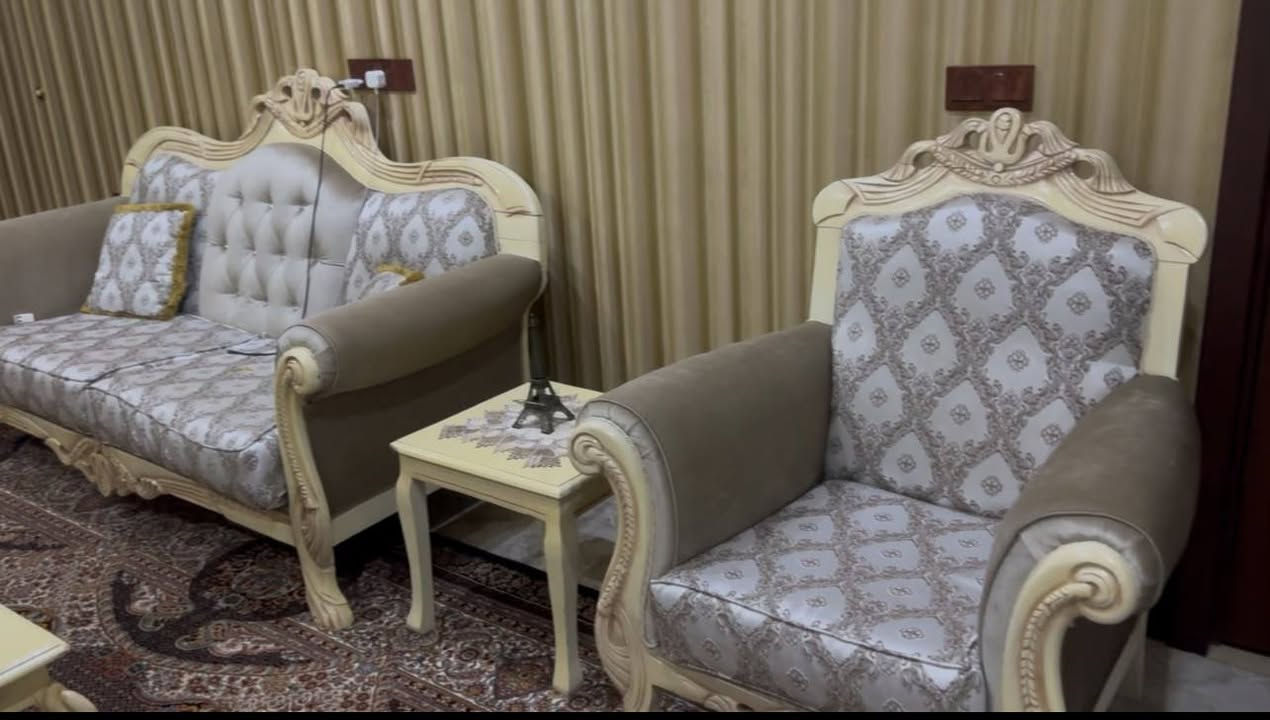 فرۆستش تاخم قەنەفە ١٠ نەفەری
٥ مێزی لەگەڵە 
بێ شکان و شوخت 
نرخ ٤٢٠$

شوێن هەولێر      *********** واتساب ڤایبر

