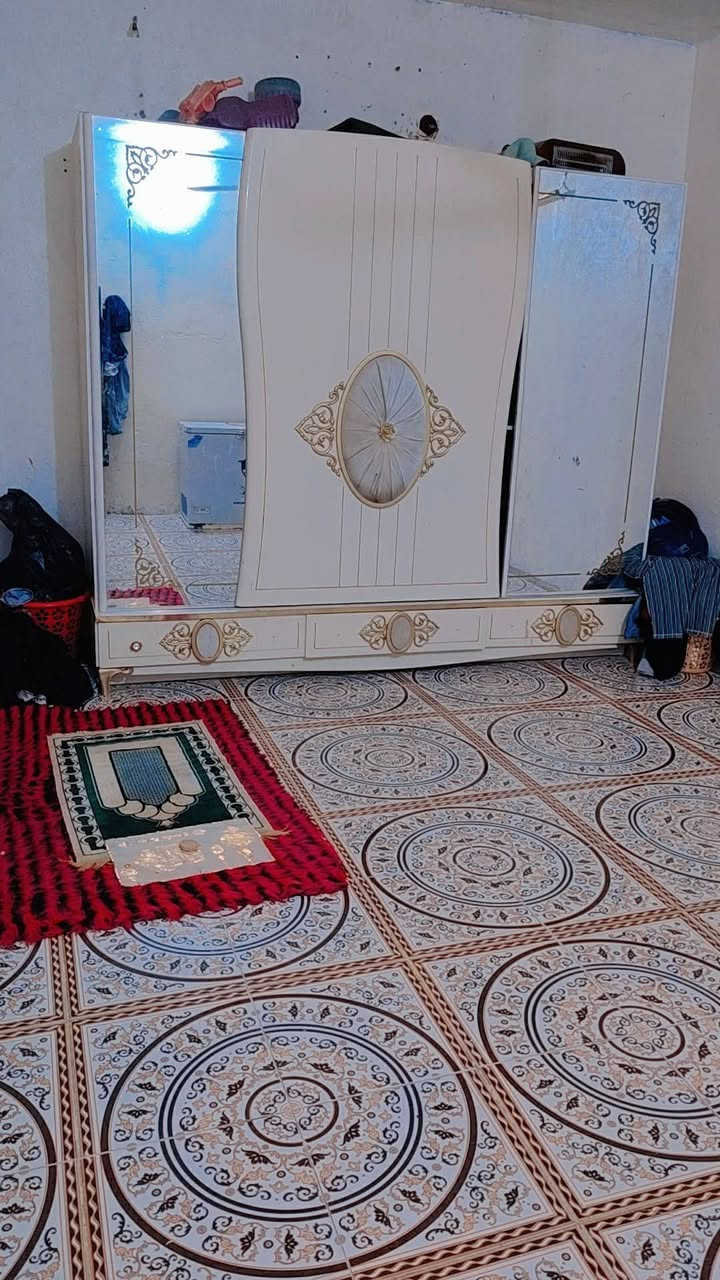 بيت زرعي للبيع 
الموقع حي الامين خلف معمل اصباغ كيان/ كرستال سابقا 
المساحه 250 سند 25 بسمي مداور اي وقت تريد
البيت بي غرفتين وصاله ومطبخ وصحيات وحديقه ومنور ومساحه 40 متر بضهر البيت 
بناء البيت طابوك بس السياج بلوك 
عوزه ترتيبات بسيطة تنزل من سعره 40
رقم الهاتف
 ***********
