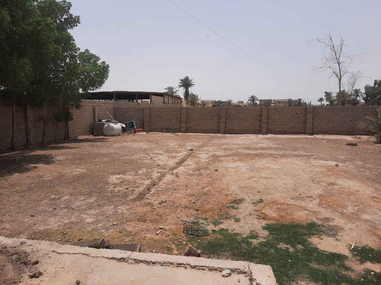 السلام عليكم 
بيت للبيع مع قطعة ارض 
سند ٣٥
المساحه نصف دونم البناء ٣٠٠متر 
بناء طابوك طابقين يحتوي الطابق الأول  على ٢غرف نوم وصاله واستقبال وحمام ومطبخ بارد وحار
والطابق الثاني ٣ غرف نوم واستقبال وحمام ومخزن 
وكذالك تواليت خارجيه وحمام خارجي 
متوفر كل الخدمات ماء كهرباء وتبليط لحد لباب بيت جاهز من كل الخدمات 
العنوان تقاطع النهروان مقابل القريه النفطيه للإستفسار 
***********
