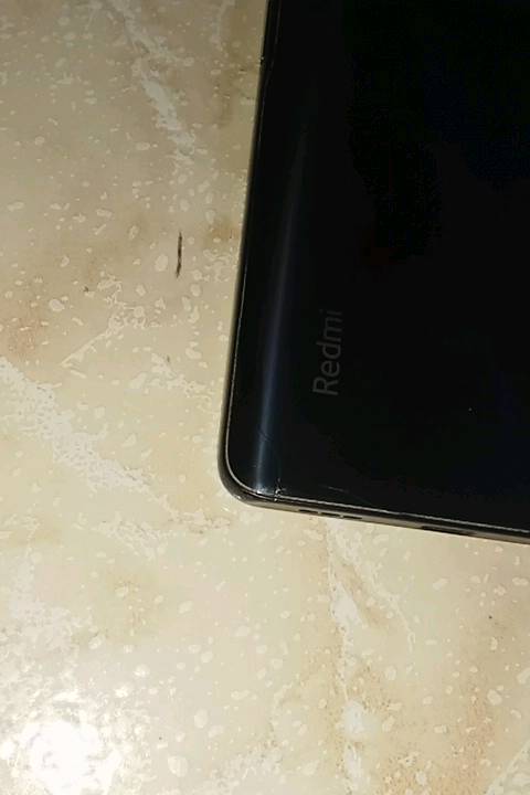 التصميم والشاشة
• الشاشة: مقاس 6.67 بوصة من نوع AMOLED بدقة FHD+ (2400×1080 بكسل).
• معدل التحديث: تدعم 120 هرتز لتجربة تصفح وألعاب سلسة للغاية، مع سطوع يصل إلى 1200 شمعة كحد أقصى.
• التصميم: ظهر زجاجي محمي بطبقة Gorilla Glass 5 مع إطار بلاستيكي.
• الوزن والأبعاد: الوزن 193 جرام وسُمك النحافة 8.1 مم.
• المقاومة: الهاتف مقاوم لرذاذ الماء والغبار بمعيار IP53.
⚙️ الأداء والعتاد الداخلي
• المعالج: من شركة كوالكوم وهو Snapdragon 732G بتقنية تصنيع (8 نانومتر) ثماني النواة، ومزود بمعالج رسوميات Adreno 618.
• ذاكرة الوصول العشوائي (RAM): متوفر بخيارات   أو 8 جيجابايت من نوع LPDDR4X.
• ذاكرة التخزين الداخلية: يأتي بسعة 64 جيجابايت أو 128 جيجابايت (من نوع UFS 2.2 السريع)، ويدعم تركيب ذاكرة خارجية (MicroSD) في منفذ مخصص.
• نظام التشغيل: واجهة MIUI 12 المبنية على نظام Android 11 عند الإطلاق (قابل للتحديث لإصدارات أعلى).
📸 منظومة الكاميرات
• الكاميرات الخلفية (رباعية):
	1. الكاميرا الأساسية: بدقة 108 ميجابكسل بمستشعر واسع لالتقاط تفاصيل دقيقة وتدعم التصوير الليلي.
	2. الكاميرا الثانية: بدقة 8 ميجابكسل للتصوير بزاوية واسعة جداً (Ultra-Wide).
	3. الكاميرا الثالثة: بدقة 5 ميجابكسل لتصوير الماكرو القريب (Telemacro).
	4. الكاميرا الرابعة: بدقة 2 ميجابكسل الخاصة بعزل الخلفية (العمق).
• الكاميرا الأمامية (السيلفي): بدقة 16 ميجابكسل بفتحة عدسة f/2.45.
• تصوير الفيديو: تدعم الكاميرا الخلفية تصوير الفيديو بدقة 4K بمعدل 30 إطاراً في الثانية.
🔋 البطارية والشحن
• السعة: بطارية ضخمة بسعة 5020 مللي أمبير.
• سرعة الشحن: يدعم الشحن السريع بقوة 33 واط (يشحن حوالي 59% في 30 دقيقة فقط).
🎧 الميزات الإضافية والاتصال
• الصوت: سماعات ستيريو مزدوجة (Dual Speakers) للحصول على صوت مجسم ونقي.
• منفذ السماعات: يدعم منفذ الـ 3.5 ملم الخاص بسماعات الأذن التقليدية.
• الأمان: مستشعر بصمة الأصبع مدمج في زر الطاقة الجانبي، بالإضافة إلى خاصية فتح القفل بالوجه (AI Face Unlock).
• المستشعرات: يدعم مستشعر IR Blaster (للتحكم في الأجهزة الكهربائية عن بعد)، ومستشعر التقارب، والتسارع، والبوصلة الرقمية، والجيروسكوب.
• الاتصال: يدعم شبكات الجيل الرابع 4G LTE، وبلوتوث 5.1، والـ Wi-Fi ثنائي النطاق، والـ NFC (حسب السوق).
شكد سعة الجهاز بالضبط: 6/64 لو 6/128 لو 8/128؟ وشنو لون الجهاز؟: 
128 وا الرام 8 الون الخرجي الى جاهز اسود
حالة الجهاز شلونها؟ بيه أي خدوش، كسر، أو آثار استخدام مو مبينة بالصور؟: 
اي بيه كسر صغير جدا في الزاويه السفليه هو يتبدل بعشر تالف 
هل الجهاز مفكوك أو متبدل بيه شي قبل؟ مثل الشاشة، البطارية، أو السوكت/منفذ الشحن؟: 
اليس  مفتوح وا لايوجد اي تبديلات
وين موقعك بالعراق؟ وإذا أكو شحن أو تسليم يد بيد، شنو الطريقة المفضلة إلك؟: 
الموصل الجانب الايسر حي الاسلام جامع السلام هناك التسليم