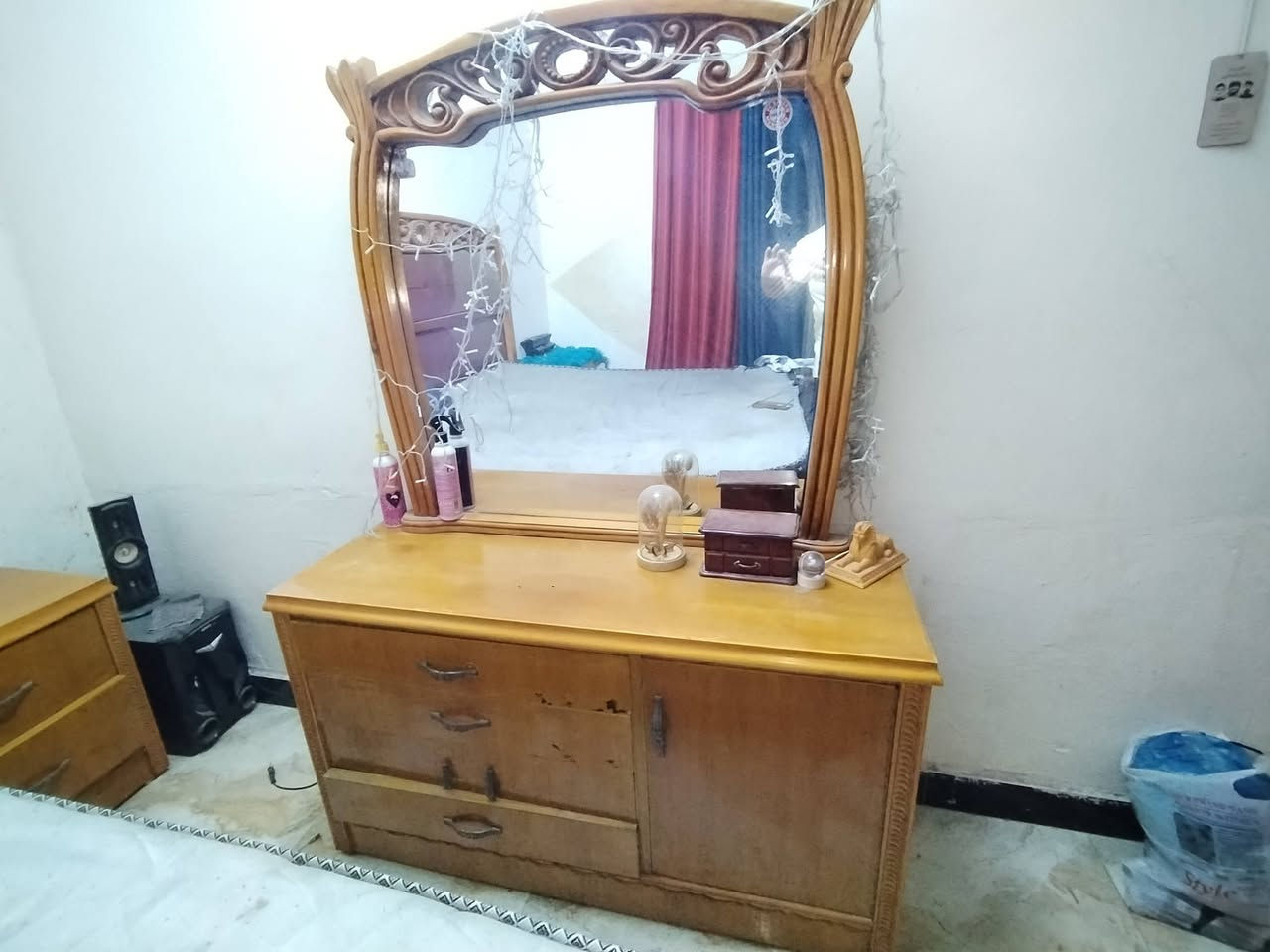غرفة نوم لبيع مكاني بغداد الحريه الثانيه سعر خاص ***********
