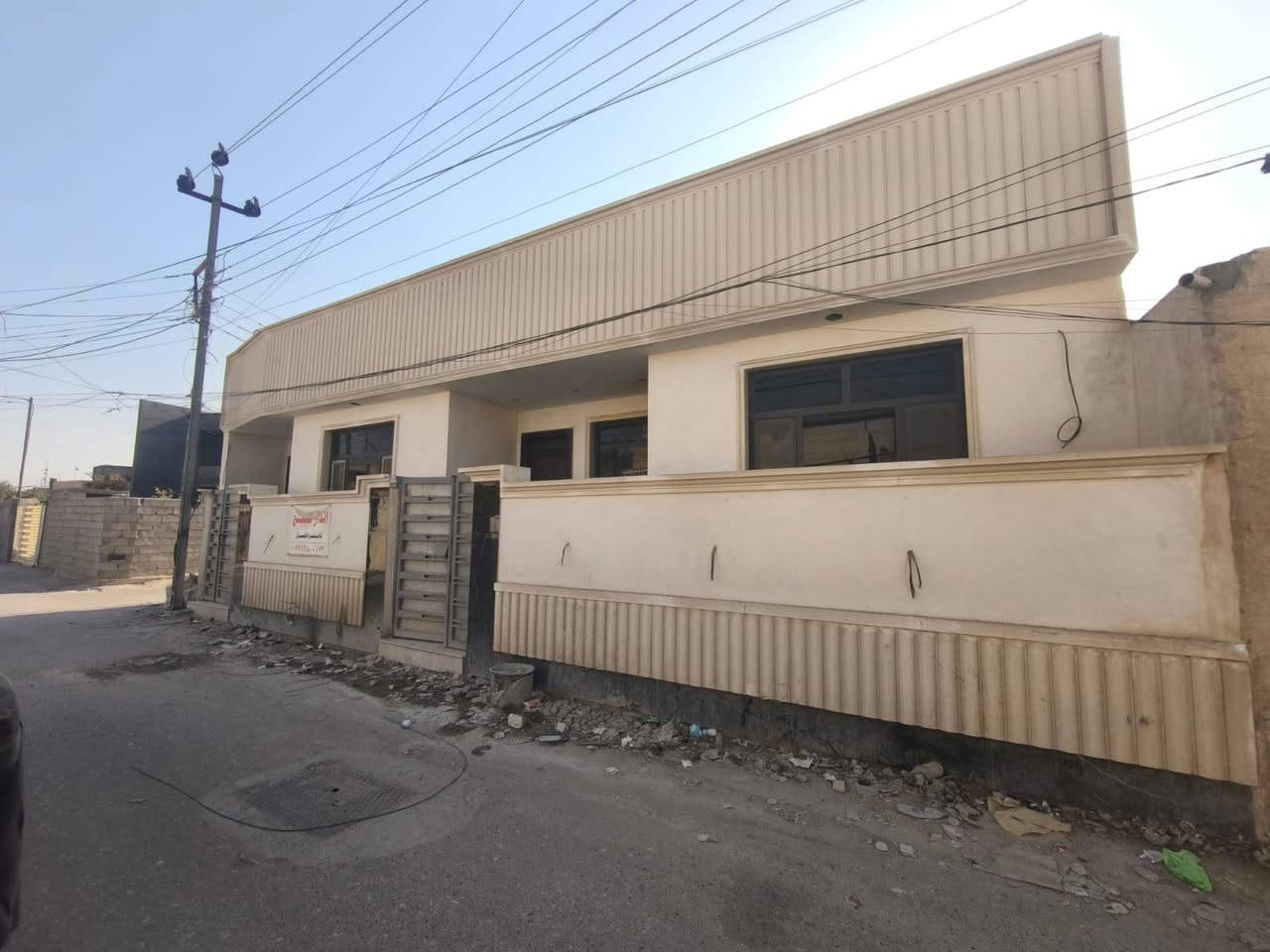 السلام عليكم 
داران بناء حديث درجة أولى طابقين مساحة كل دار ١١٨ متر يحتوي على 
الطابق الاول 
مطبخ+ إستقبال+ حولي+ صحيات+ غرفة نوم+ منور عدد ٢
الطابق الثاني 
غرفة نوم+ صحيات+ سطح كبير 
موقع مميز يبعد عن السوق والمرقد خمس دقائق 
العنوان بغداد المدائن بداية بستان الجمعيه 
للاستفسار الاتصال على الرقم ***********
غير متواجد على الفيس
