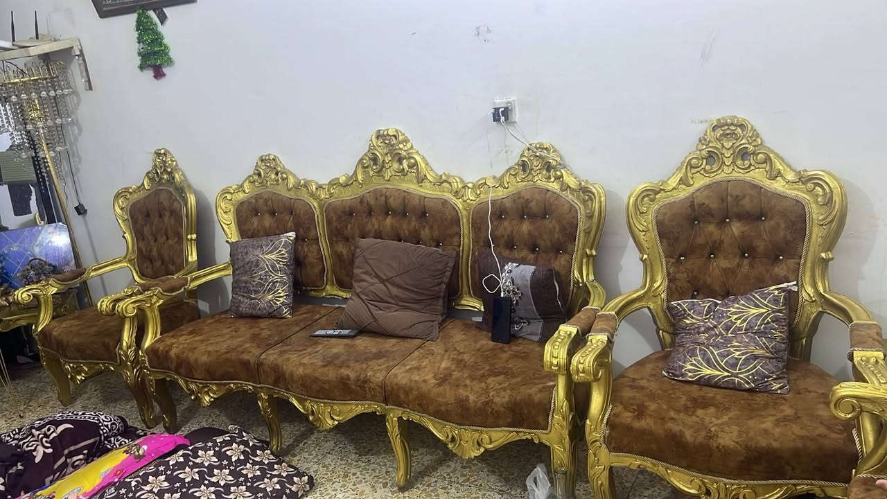 السلام عليكم غراض للبيع استعمال قليل تخم عشر مقاعد وطبلات وغرفة نوم +964 775 789 8391بي واتساب ام الأغراض اتصلو عليه
