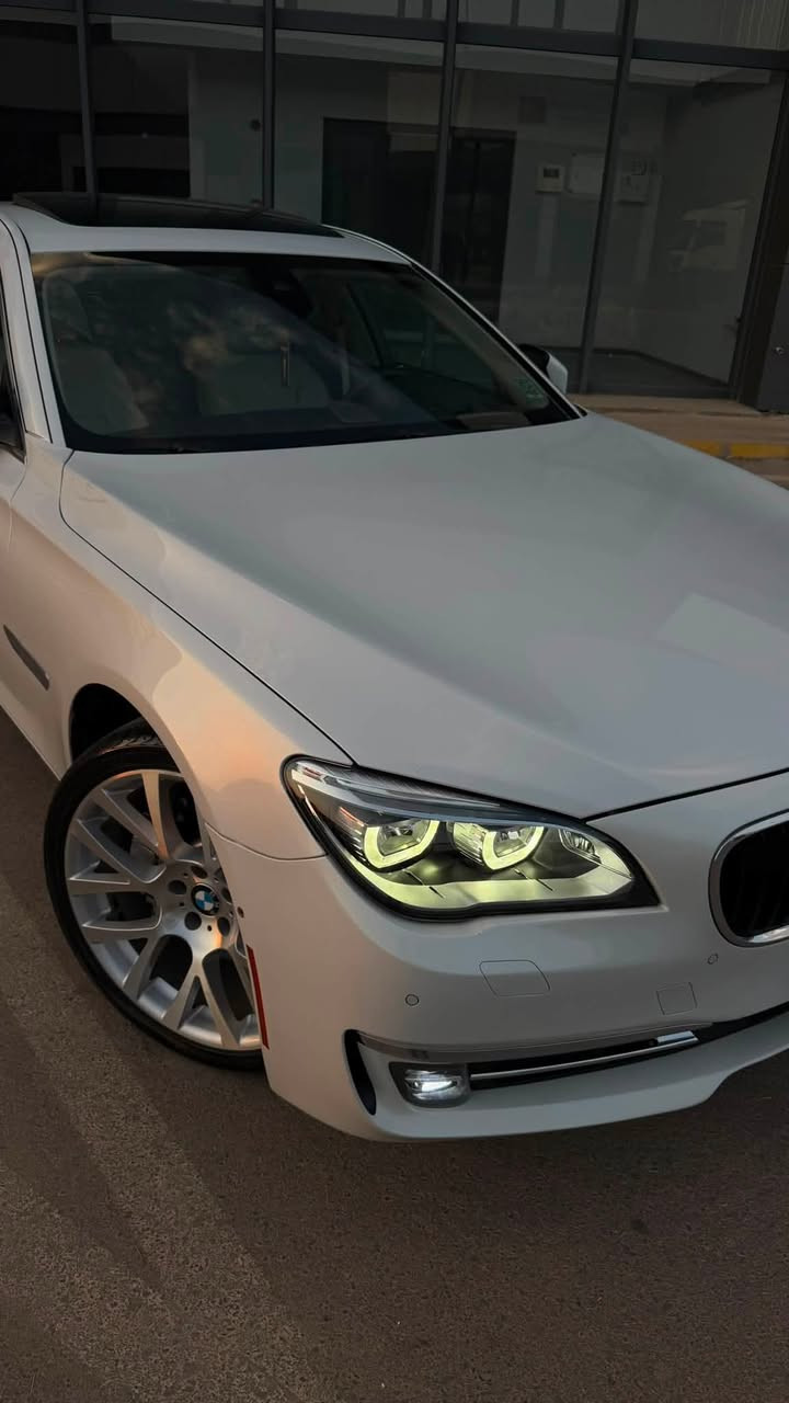 ***********
BMW F01 750LI Xdrive individual 
01 هەموو عێراق - بێ ڕەقەمی دووبەی کۆدی بۆ کراوە
مۆدێلی 2013 کلین تایتڵ  سپی ناو سپی مواسەفاتی Alpina B7 پێنج دوگمە.   فول فول مواسەفات ( داتاشۆ - 360 دەرەجە کامێراو ڕادار و حاسە  - خەتی جادە -هەزازی سوکان - نازور لەیلی - DTR - پێنج مۆدی بەکار هێنان eco-comfort-comfort plus - sport - sport plus -ئۆتۆ پارک - ئۆتۆبرەیک-ئۆتۆستارت- دەرگا شەفت و بەسمەو لید و سێنسەر- سنوق کارەبای و شەفت -سلایت - لایتی ئەدابتڤی individual - بەگ لایتی گۆڕاوە بۆ G12 - کوشنی سارد وگەرم و کارەبای و کۆمپرێسەر و خەزن -ئایەرسەسپێنشن- شاشە گەورە - پێمج پەردەی کارەبای - کوشنی دواوە هیتەر - ناڤیگەیشن - سیدیبۆکس - جی پیئێس- ئاوێنە شەفت و هیتەر و رادار و ناوچەی کوێری تێدایە - ئەمبێنت لایت لیدی بەرگی دەرگاو ژێر داشبول- ویلی 21 ئینجی دووسایز و فلنجەی کاربۆن سیرامیک - حەجمی مەکینەی ٨ پستۆنی دەبل تۆربۆی دەبل ئەکسل ی ٨ گێڕ - هێزی 465 ئەسپی هەیە لە 0-100km تەنها 4.1 چرکە سریارەکە لۆک لۆکە 
گێڕ و مەکینەو کارەبای و کۆمپیتەر بە شەرت یەک دینار مەسرەفی نیە  بۆ نرخ پەیوەندی بکەن یا مەسج بنێرن

