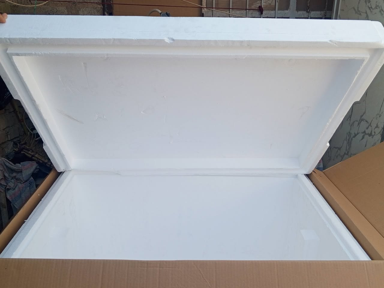 السلام عليكم
عندي هاي فلينه للبيع حافظه للبروده

طول: 117 سم
عرض: 76 سم 
ارتفاع: 70 سم 
المكان بغداد الكرخ 
السعر 40 

رقم ***********
