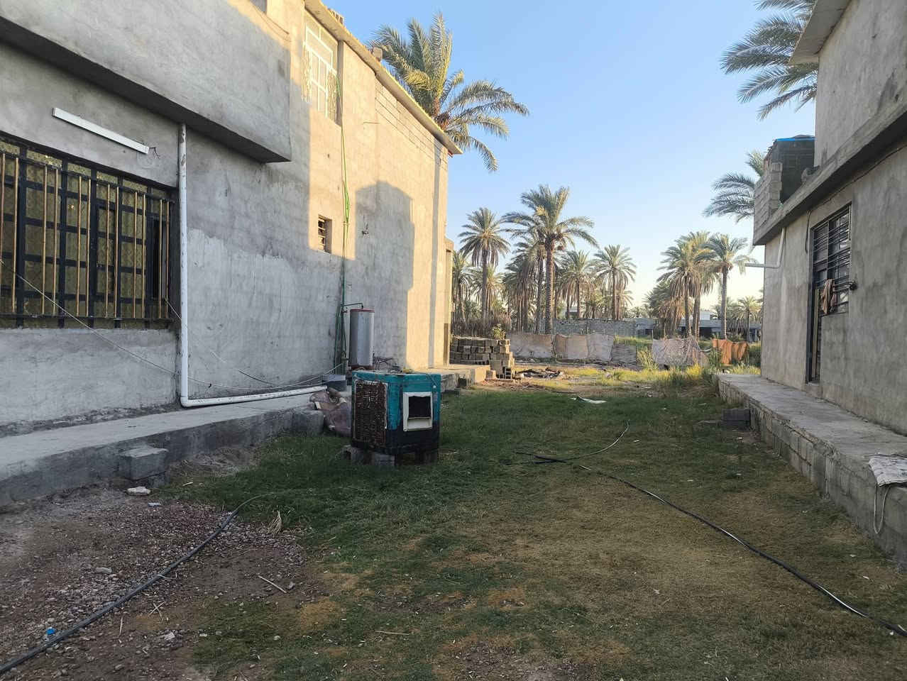 السلام عليكم دونم طابو زراعي سند 25 الوجه ٣٠ نزال ٨٠  بي بيتين بيت قاط ونص وكل بيت يتكون من غرفتين وصاله ومطبخ واستقبال ويتحول بإسم المشتري المكان ابو غريب حي الرساله قرية الزوينات التبليط للباب اي استفسار اتصل *********** وبي واتساب
