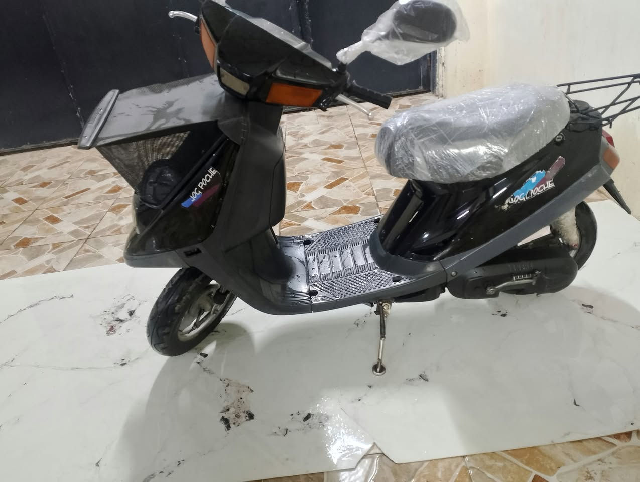 السلام عليكم، هذه الدراجة للبيع
النوع: ياماها (Yamaha))

المحرك: ما مفتوح وبدون أي مشاك

الكهربائيات: كلها شغالة ونظيفة

العدادات:شغال(عدادالسرع البنزين)

المكابح (البريك): يقف بمكانه، بدون أي عيب 

الفطر (الشرائح/الكفرات): ما مكسور 

وجاهز بلاديالإطارات (التواير): جديدة

*********** تعال واتساب او سیم

