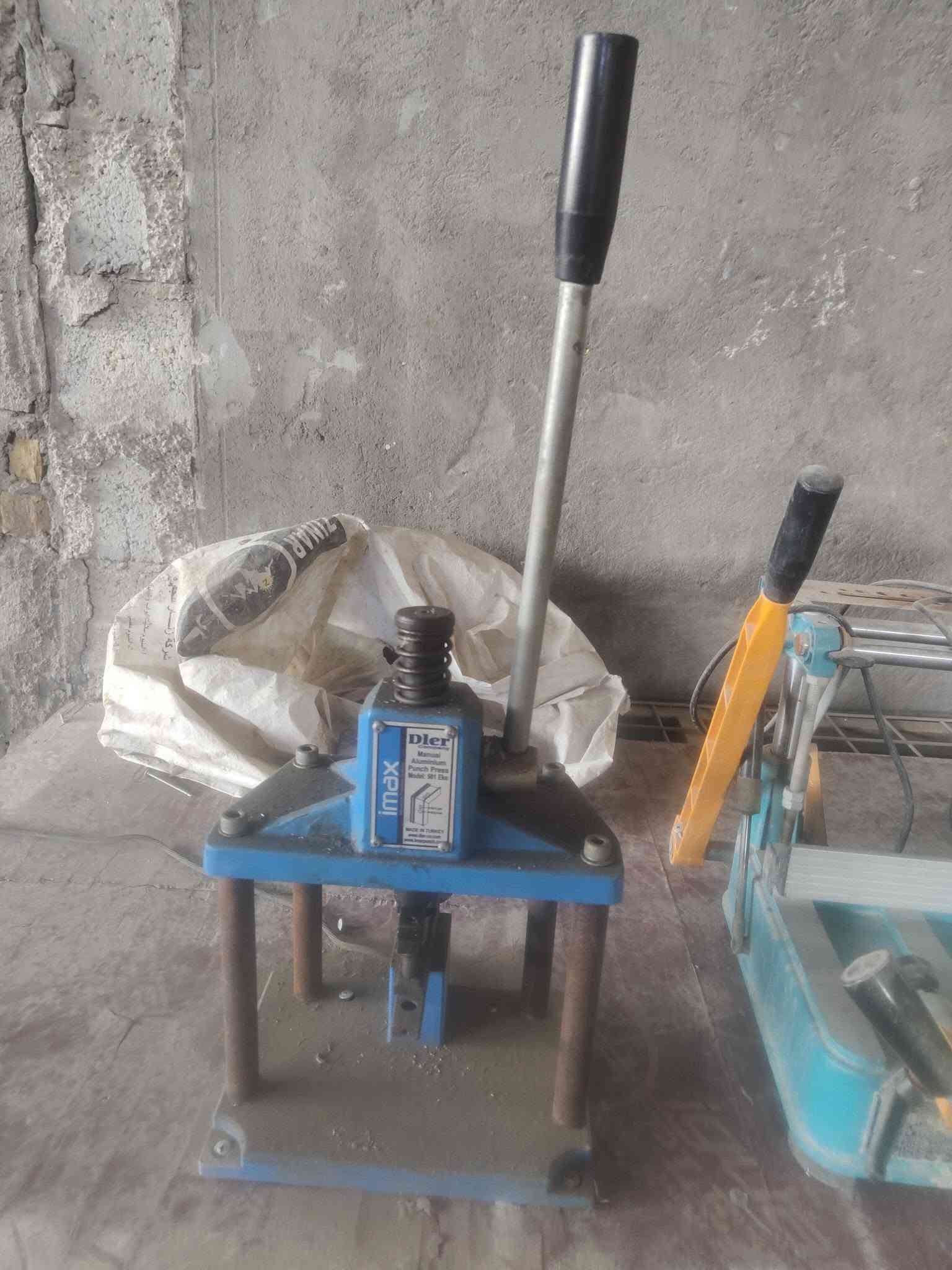 السلام عليكم
معمل يلمز  للبيع 
كتر حجم 350 
ثاقبة سلايت 
فريزة كيلون 
فريزة تي  
السعر 27 ورقة 
البصرة ساحة سعد 
***********
