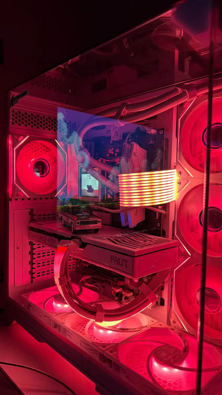 السلام عليكم pc gaming للبيع مستعجل
المواصفات 

‏Palit 5070 12gb oc white 
‏Amd 9600x box 
‏ Msi b840-p wifi
‏Ssd 1TB lexar 6500 gen4
‏Ram t-force ddr5 16*2 6000 white
‏Thermalright 750w gold pcie 5 full moduler white
‏Cooler thermalright frozen warframe 360mm (lcd) 
                Case xigmatek AQUA V AIR ARCTIC 7fan 
                               Snowman ARGB 
Extension Cable 
مع شاشة msi mag 275QF
يوبي اس فاربر 1kv 
سماعات hyper x cluod II
ماوس logitech g102 gaming
ماوس ثاني لاسلكي /سلكي لون ابيض AJAZZ AJ179 pro
جويستك اكس بوكس اصليه
كيبور attack shark x98pro ميكانيكي
جميع القطع متوفره الكراتين مالتها 

ملاحظه البيسي باللون الابيض يعني كل قطعها لون ابيض مميز 
السعر المطلوب للكيس فقط مليونين و550 وبيها مجال بسيط
واذا ويه الشاشه وباقي الملحقات يختلف السعر 
للتواصل *********** متواجد واتس اب او اتصال او مراسله
العنوان الرمادي

نص مكتوب في الصور:
- DirectX Diagnostic Tool
- System Display Sound 1 Sound 2 Input
- Device
- Drivers
- Name: NVIDIA GeForce RTX 5070
- Manufacturer: NVIDIA
- Chip Type: NVIDIA GeForce RTX 5070
- DAC Type: Integrated RAMDAC
- Device Type: Full Display Device
- Approx. Total Memory: 27843 MB
- Display Memory (VRAM): 11943 MB
- Shared Memory: 15900 MB
- DirectX Features
- DirectDraw Acceleration: Enabled
- Direct3D Acceleration: Enabled
- AGP Texture Acceleration: Enabled
- DirectX 12 Ultimate: Enabled
- Notes
- No problems found.
- Main Driver: nvldumdx.dll,nvldumdx.dll,nvldumdx.d
- Version: 32.0.16.1074
- Date: 7/2/2026 03:00:00
- WHQL Logo'd: Yes
- Direct3D DDI: 12
- Feature Levels: 12_2,12_1,12_0,11_1,11_0,10_1,10
- Driver Model: WDDM 3.2
- Help
- Next Page
- Save All Information...
- Exit
- DirectX Diagnostic Tool System Display Sound 1 Sound 2 Input This tool reports detailed information about the DirectX components and drivers installed on your system. If you know what area is causing the problem, click the appropriate tab above. Otherwise, you can use the "Next Page" button below to visit each page in sequence. System Information Current Date/Time: Monday, September 21, 2026, 11:02:30 م Computer Name: MOHAMMED Operating System: Windows 11 Pro 64-bit (10.0, Build 26200) Language: العربية (Regional Setting: العربية) System Manufacturer: Micro-Star International Co., Ltd. System Model: MS-7E57 BIOS: 1.A50 Processor: AMD Ryzen 5 9600X 6-Core Processor (12 CPUs), ~3.9GHz Memory: 32768MB RAM Page file: 18132MB used, 16996MB available DirectX Version: DirectX 12 Check for WHQL digital signatures DxDiag 10.00.26100.9278 64-bit Unicode Copyright © Microsoft. All rights reserved. Help Next Page Save All Information... Exit Search