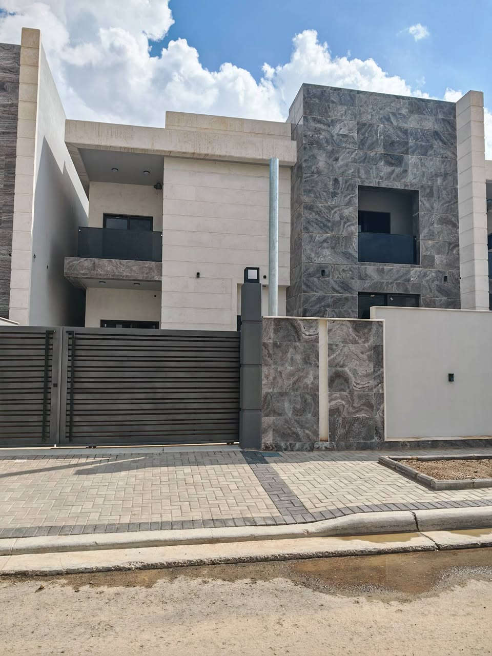 بيع سريع سريع 
دار للبيع في مجمع عمر الراوي  المرحلة السابعة مجاور معمل الزجاج 
📍 الموقع : مرحلة السابعة شارع 15
📐 المساحة: 300 متر
🏗 سنة البناء:2026
🏠 الطوابق: طابقين
💰 السعر :350000000 ثلاثمائة وخمسون مليون 
                 قابل للتفاوض
🔹 التفاصيل:
▪️ الطابق الأول: غرفتين نوم واحدة منها سويت
▪️ الطابق الثاني: ثلاث غرف نوم اثنين منها سويت 
▪️ صالة
▪️ استقبال
▪️ مطبخ
▪️ الأرضية مرمر والواجهة مرمر وحجر نحيت 
      الألوان النوافذ والابواب  المنيوم 

🗂 تفاصيل اكثر مراجعة عقارات المهندس
      الرمادي شارع عمر مجاور مندي الفخار

📞 للاستفسار أكثر:
***********
***********
