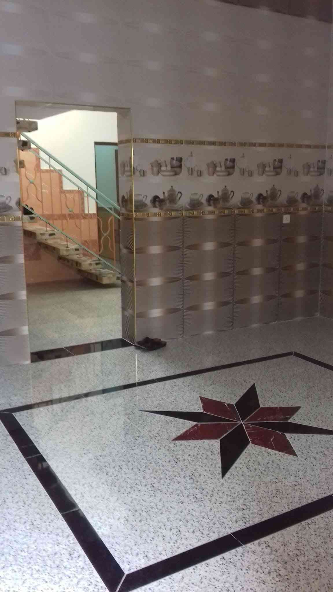 دار للايجار مساحة 150 متر غرفتين وصالة ومطبخ واستقبال وحمامات وطارمة العنوان حي الجامعة شارع 20 قرب مدرسة الجامعة للاستفسار خاص او واتساب
