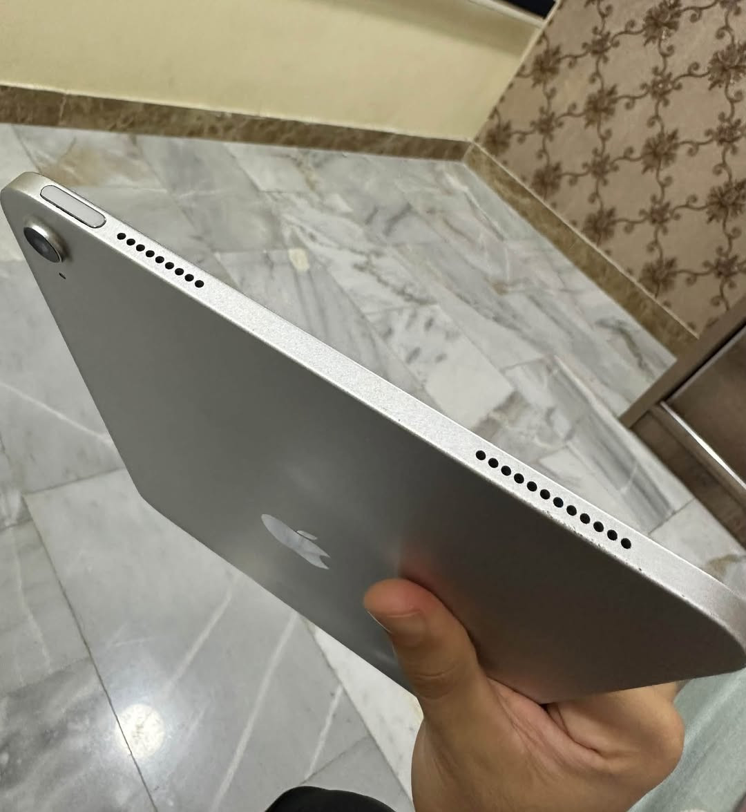 السلام عليكم 

ايباد 10 معالج A16 ذاكرة 64GB بطارية 85% من الحاسبة نظافة عالية مداخل تصليح ولا مبدل بي أي شي وكلشي بي سليم وشغال نظافة 90% مثل ما مووضح بالصورة الكلاسة فقط بيها طبع اصبع اثر استخدام مثل ما موضح وما مأثرة ابد ملحقاتة شاحن كامل و كفر وكارتونة
سعرة قفل 360 الف 

مكاني البلديات 
واتساب ***********
