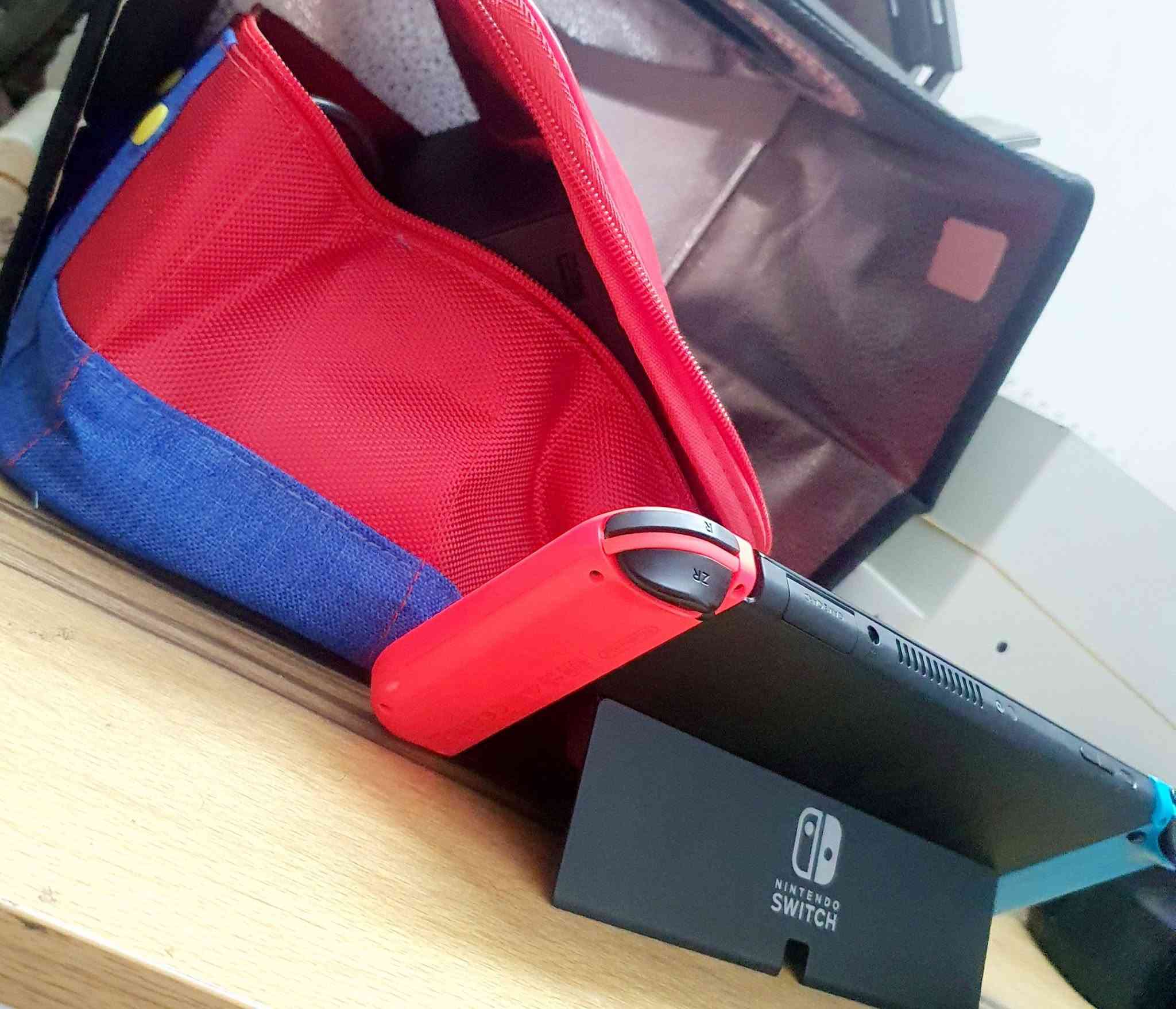 السلام عليكم ،،،؛ متوفر الآن نينتيندو سويتش اوليد OLED
 
مرحبا شباب متوفر حاليا نينتيندو سويتش الاولد جهاز يعتبر اوبن بوكس لان نضافته 100% سليم من كل الجوانب اخو الجديد 

الجهاز فئه ال OLED كامل ملحقات اصليات غير مستخدمات 
الجهاز غير مهكر اون لاين يعني وقابل للتهكير حسب الرغبه 

الالعاب مجانا من السوق مثل / فورت نايت - روكيت ليق فال قايز 
ويوجد الكثير مجانا في السوق ستار وارز وغيرها 
ذاكره الجهاز 64 ويستقبل رام خارجي SD CARD 

الملحقات / دوك للعرض ع البلازما - شاحن اصلي Nintendo 
جويستك  - حقيبه ماريو كبيره - يوجد درع جلاتيني للبيع ايضا 
جويكون الاصلي مختوم 

وبسعر مناسب 290 الف فقط 
العنوان / بغداد  - البياع  -  شرطه الخامسه 
الرقم للتواصل  / *********** 
يوجد توصيل لجميع المناطق والمحافظات

نص مكتوب في الصور:
- 18:29
- To play a game, you can insert a game card or purchase software from Nintendo eShop.
- OK