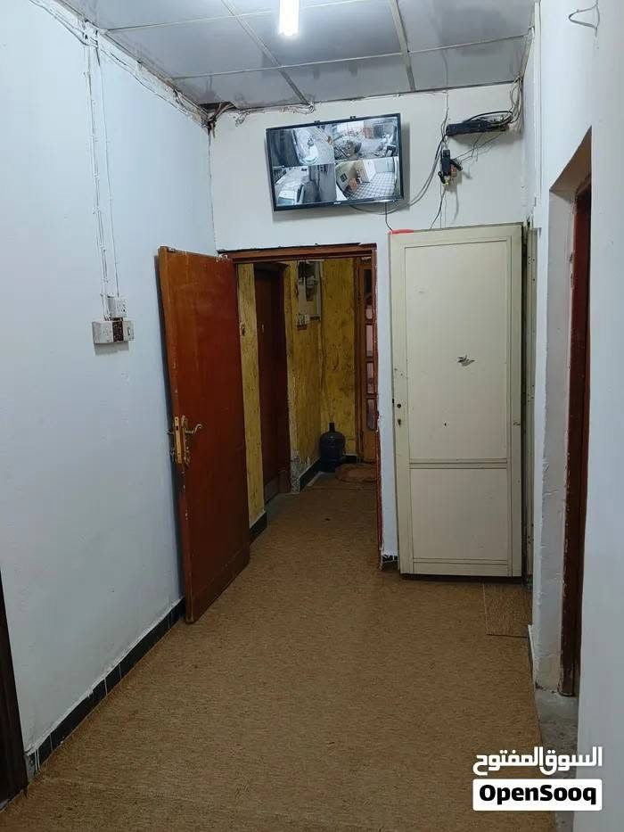 السلام عليكم بيت للبيع في المعقل حي الشهداء مقابيل استشارية الموانئ 
بيت موانئ مرمم و مضاف اليه بمواصفات ممتازة مساحته 145م بالاضافة لفضلة اكثر من 50م البيت طابق واحد و يضم اربع غرف نوم مساحة 3.5*4 و غرفتي استقبال واحدة كبيرة للرجال و واحدة صغيرة للنساء و هول و مطبخ و حمام مشترك داخلي و خارجي و يضم كراج واسع و طارمة واسعة ايضا + مبني في السطح غرفة صغيرة مستخدمة كمكتب و غرفة كبيرة سقفها سندويج بنل مستخدمة كمخزن 

البيت نظيف و جاهز للسكن السعر 295 و قابل للتفاوض

***********

نص مكتوب في الصور:
- السوق المفتوح
- OpenSooq
- السوق المفتوح OpenSooq