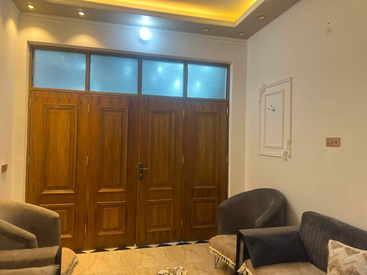 دار سكن ١٠٠ متر طابو صرف للبيع فول مواصفات بناء ٢٠٢٥ طابقين دبل فاليوم
📐 المساحة : ١٠٠ متر الوجه ٥متر والنزال ٢٠ متر

#يحتوي الطابق الاول : طرمة صحيات مدخلين للدار استقبال صالة معزولة مطبخ حار وبارد حمام غرفة نوم منور ،،

#يحتوي الطابق الثاني : 3غرف نوم وصحيات وصالة درج ،،

🏛️بناء بأدق التفاصيل والذوق الرفيع من جميع الجوانب بناء (طابوك درجة أولى ) 

📍الموقع : العزيزية حيّ السياسيين التبليط وجميع الخدمات ،، 

💰السعر : ١٢٠ مليون وقابل للتفاوض 

📄السند باسم سخص واحد تحويل مباشر 

☎️للاستفسار اكثر الاتصال بالأرقام التالية 

📞 *********** 📞 *********** 📞
