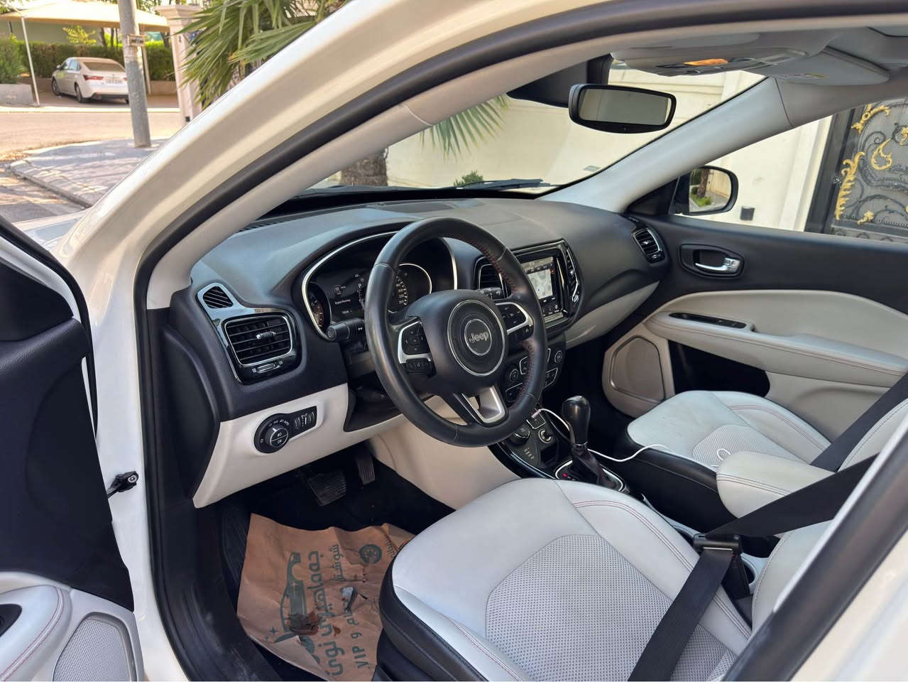 Jeep compas 2018 
شةريكةى هارلم سفرى هةولير 
بئ بؤياغ بئ تةعديل تةنيا يةك قؤپى هةية لة قةباغ سندوق
فول فول مواصفات 
پانؤراما 
كوشين جلد 
ناو سپى 
شاشة گةورة 
دةبل ئةكسل 
ئاوينة هيتةر 
سةيارةكة لةسةر دةقى شةريكة مايتةوة يةك دةستة هةموو شتيكى بةشةرت 
79 هةزارى حةقيقى رؤيشتية بةشةرتى فةحسى شةريكة 
150 وةرةقة و مةجاليكى برايانة 
تكاية گؤرينةوة ناكةم تةنيا فرؤشتن
*********** أربيل, العراق
