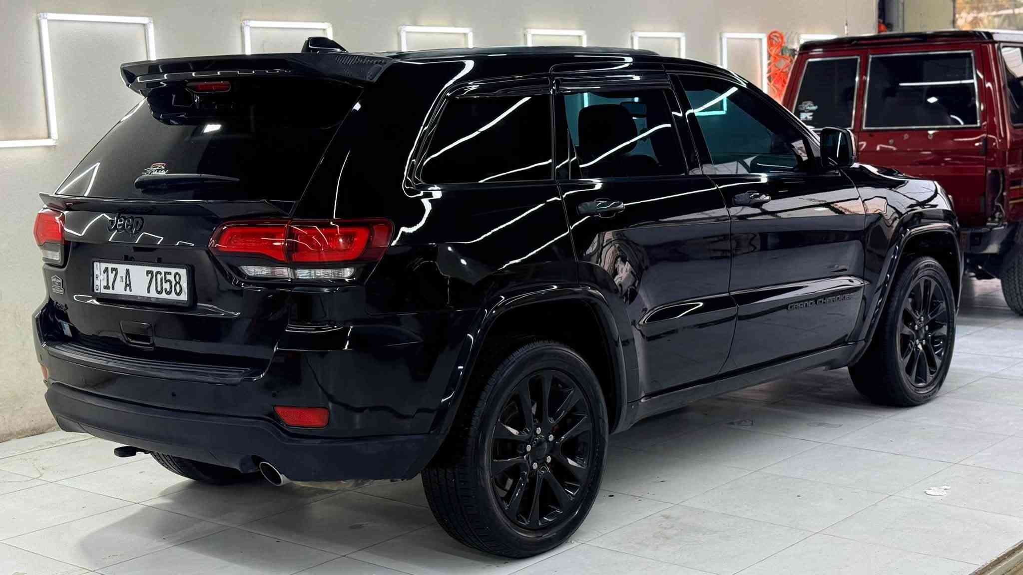 #السلام_عليكم  

🩸جيب جراند شيروكي
الموديل2020
 المحرك: 3.6L V6
رقم مثنى مميز رباعي باسمي 
الضرر: جاملغ وبنيد وباب خلفي 
 
المواصفات:ــــ
* صَفي المقاعد الأمامية كهربائية
* ويل قياس 20 انج
تايرات جديدة 
* شاشة كبيرة مع نظام ملاحة GPS
* نظام فور ويل اتوماتيك 
* مصابيح الخلفيه LED
* كشنات جلد
* بصمه بيبان وتشغيل
* صندوق  كهربائي 
* كاميرا خلفية دواره 
* مرايا متحسسه للضوء العالي 
* نظام بريك اوتوماتيك Auto Brake System 
‏* Auto Start System *
* حساس  خلفي
* تحكم ستيرن جهتين
* نظام ايكو نظام سبورت عند القياده  
* توقف ذاتي للمحرك
السعر بلاش 171 ورقه وبيه مجال 
صور الحادث موجوده بلمنشور 
صبغ ٤  قطع 
مكان السيارة الديوانيه 
للاستفسار الاتصال على الارقام
***********📱اتصال 
***********واتساب
