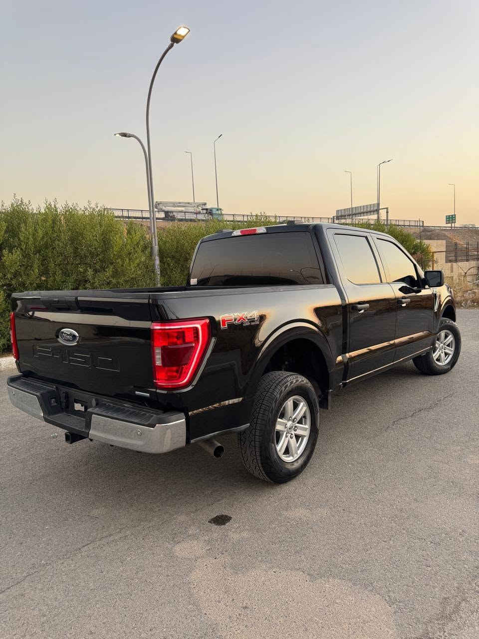 🔥 للبيع: فورد F-150 موديل 2023 - بحالة ممتازة وقفة هيبة 🔥
📌 التفاصيل العامة:
النوع: فورد اف 150 (Ford F-150)  
الموديل: 2023
اللون: أسود ملكي  
نوع الكابينة: غمارتين (SuperCrew)  
نظام الدفع: 4x4 (دفع رباعي)  
🛠️ حالة البودي والضمان:
الحادث: تبديل (باب + جاملخ) بلادي نفس اللون بدون صبغ.
الدواخل: مكفولة 100% (بدون دواخل أو تعديل بالمقصورة).
الأيرباك: سليمة بالكامل بشرط الفحص (بدون أيرباك طاق).
الجاهزية: السيارة جاهزة من كل شيء، محرك وقير وبودي بحالة ممتازة جداً.  
✨ المواصفات والكماليات:
حزمة الكروم الخارجية (شبك أمامي ودعاميات كروم).  
ويل ألمنيوم بلادي + كشافات ضباب وحوامل سحب أمامية.  
شاشة لمس تعمل بنظام SYNC 4 مع دعم Apple CarPlay و Android Auto.
كاميرا خلفية، حساسات توقف، ومثبت سرعة.
وضعيات قيادة متعددة للمدينة والطرق الوعرة.
💰 السعر المطلوب: 270 ورقة ($27,000)
📍 الموقع: [اربيل]
📞 للتواصل والاستفسار: [‎***********] يتوفر واتساب
