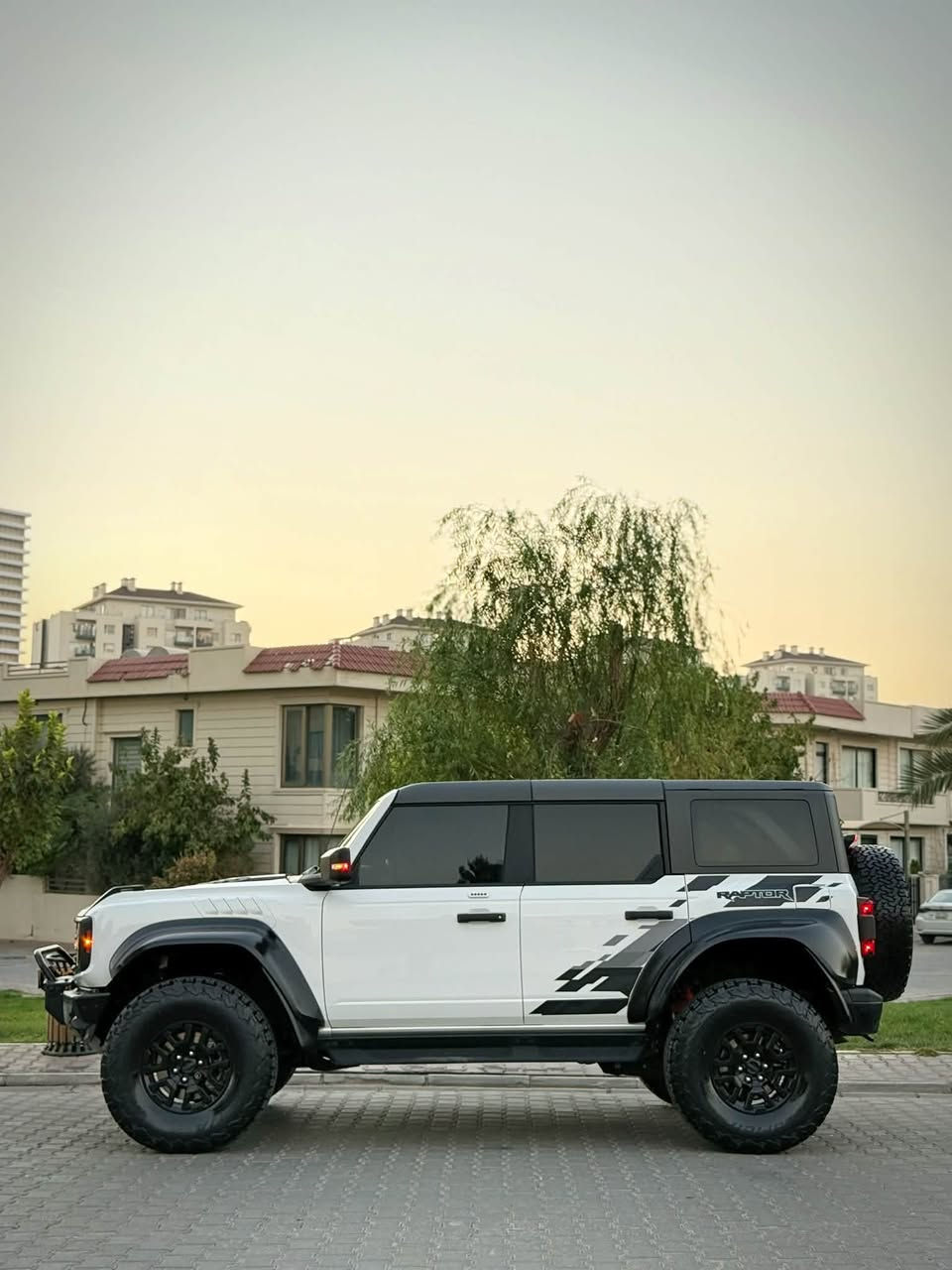 🔥 Ford Bronco Raptor 2023 – PERFORMANCE
للبيع فقط
فورد برونكو راپتور پيرفورمنس

🔥 المحرك والأداء
• المحرك: 3.0L EcoBoost V6 Twin-Turbo
• القوة: 418 حصان
• العزم: 596 نيوتن متر
• ناقل الحركة: أوتوماتيك 10 سرعات
• نظام الدفع: 4WD – دفع رباعي
• نظام التعليق: FOX Adaptive HOSS 4.0
• نظام FOX Live Valve للتحكم بالمساعدات وامتصاص الصدمات
• إطارات: 37 إنچ Goodyear All-Terrain
• اكسل أمامية وخلفية قابلة للقفل
• Front Stabilizer Bar Disconnect
• الخلوص الأرضي: حوالي 33.5 سم
• حماية أسفل السيارة Steel Bash Plates
• أنظمة القيادة: Baja – Sport – Rock Crawl – Sand – Normal
• وضع Baja للقيادة السريعة على الطرق الرملية والترابية

🖥️ المقصورة الداخلية
• شاشة وسطية 12 إنچ
• نظام SYNC 4
• Apple CarPlay و Android Auto
• لوحة عدادات رقمية
• شحن لاسلكي للهاتف
• تشغيل بضغطة زر
• مقاعد Raptor
• مقاعد أمامية مدفأة
• تحكم مناخي أوتوماتيكي ثنائي المناطق
• نظام صوت Bang & Olufsen

🛡️ أنظمة السلامة والمساعدة
• Blind Spot Monitoring – مراقبة النقطة العمياء
• Lane Keeping Assist – المحافظة على المسار
• Pre-Collision Assist – نظام التحذير من الاصطدام
• Automatic Emergency Braking – فرملة طوارئ أوتوماتيكية
• Adaptive Cruise Control – مثبت سرعة متكيف
• Rear Cross-Traffic Alert – تنبيه حركة المرور الخلفية
• 5 كاميرات
• حساسات Parking

🚙 معلومات السيارة
📅 الموديل: 2023
🛣️ ماشيه : 36,000 
✨ بدون صبغ
📍 الموقع: السليمانية

📞 للاستفسار والاتصال: ***********

