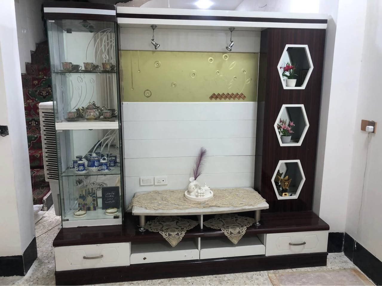 ميز بلازمه للبيع و مكتبه و معرض 
ارضية البلازمه مرمر 

*********** بغداد, العراق
