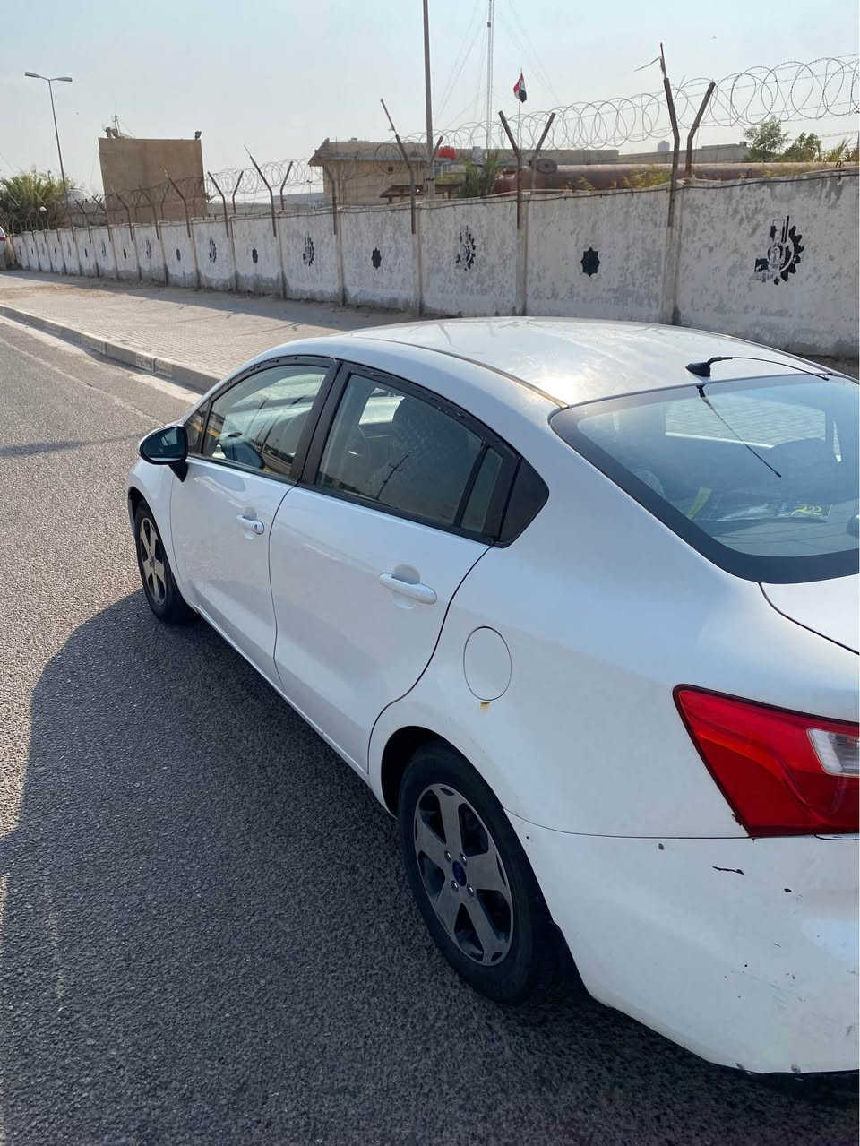 كيا ريو 2013  سنويتها جديده لل31 تحويل ثاني يوم
شاشة 
كامرة
نظام eco تقليل صرفية 
صبغها نظيف 
مكينة 1600
كير مكينة حدادية كهربائيات كلها حلوه
تبريد ثلج 
صرفيتها كلش اقتصادية ومريحة
السياره ما بيها نقص شغل واطلع 
العنوان البصرة الزبير
اتصال ***********
واتساب *********** الزبير, البصرة
