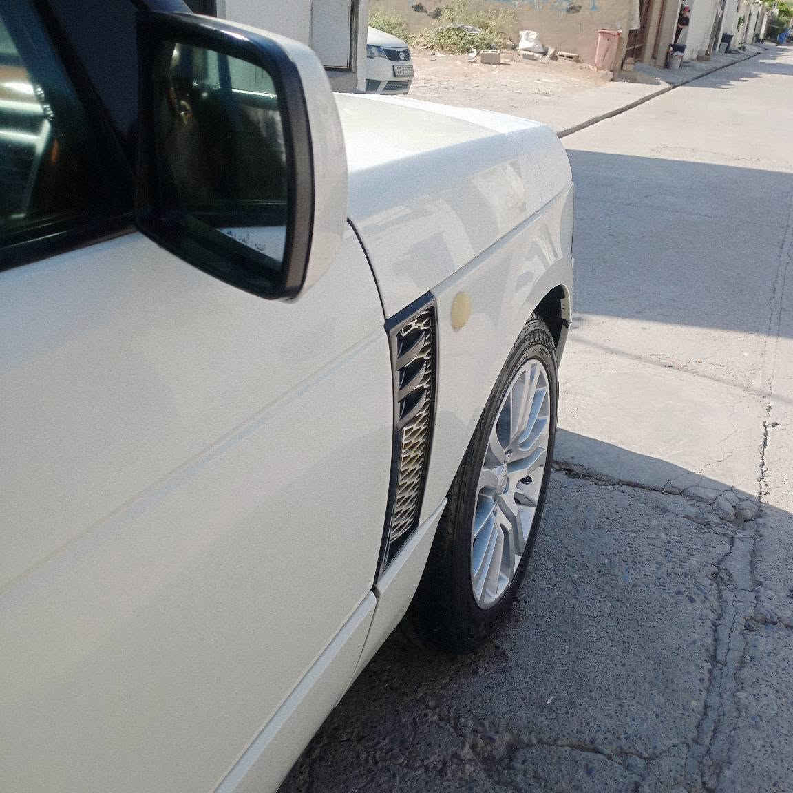 Range Rover 2004 V8 بۆ فرۆشتن
 رەنج رۆڤەر ٢٠٠٤ بۆ فرۆشتن سەیارەکە زۆر خاوێنە رەقەم و سەنەوی نوێیە بێ بۆیاغە ٨ پستنی بێ سوپەرە 
*********** أربيل, العراق
