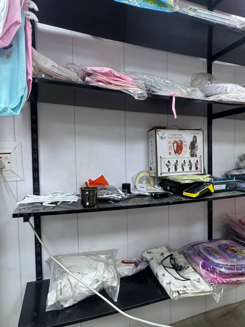 السلام عليكم
متوفر تعاليك ورفوف وذرراع وشخاطه وتعاليك ملابس 
الكميه كبيره فقط للشراي الي يريديهم شب
لع مابيع شغله شغله 
مكاني بغداد حي الاعلام ***********
