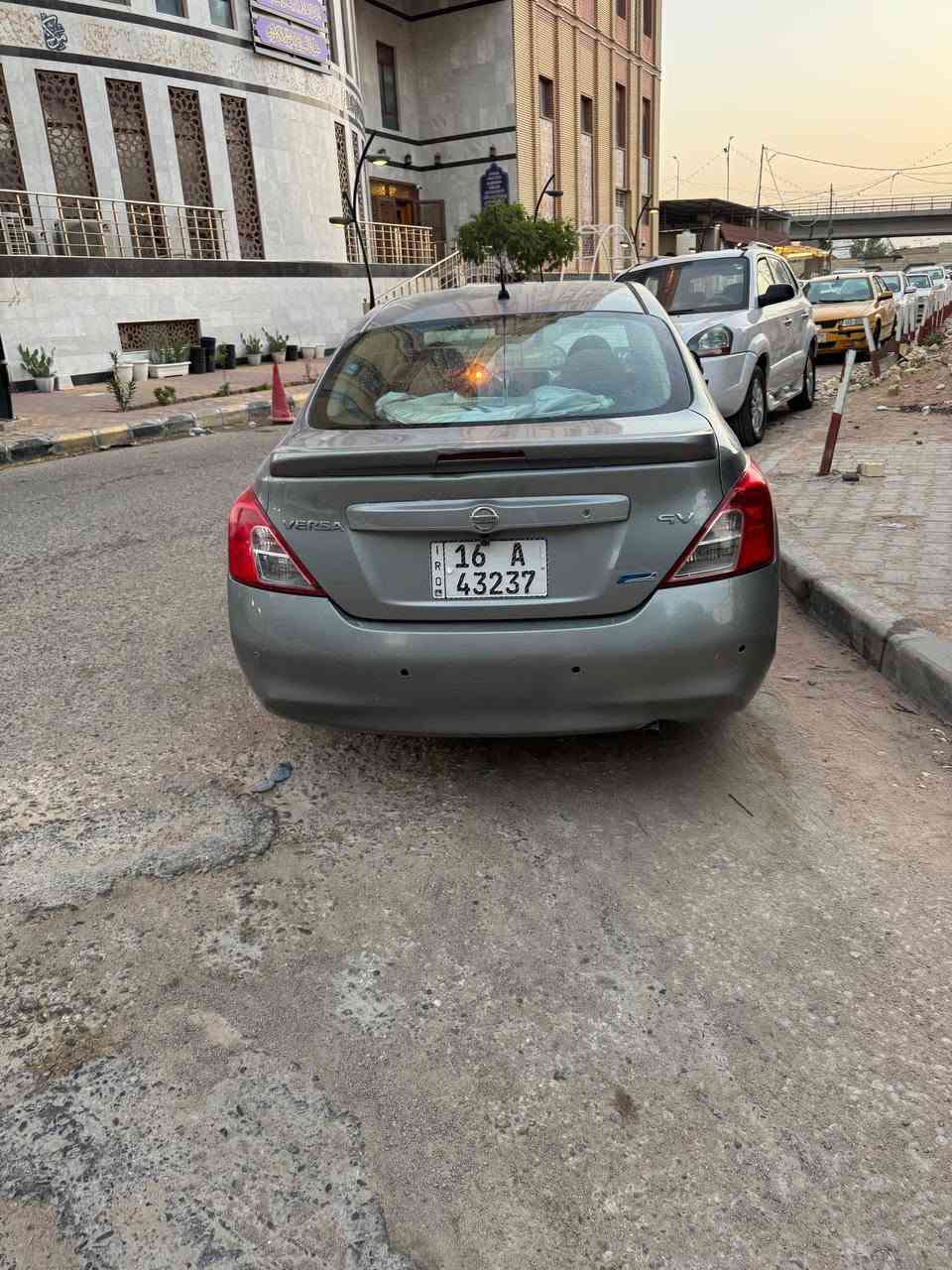 نسان فيرسه موديل 14
محدشه  بجمه 19 بسمي مدور
السياره بيه ضربه من الوارد جاملغ المامي  و
طخه بل جملغ الخلفي
السياره حدديته تعبانه شويه
كهربايته كله شغاله تبريد ثلج
تيرات جديده 
السعر 75
***********
السياره كلش حلوه احله من الصور
