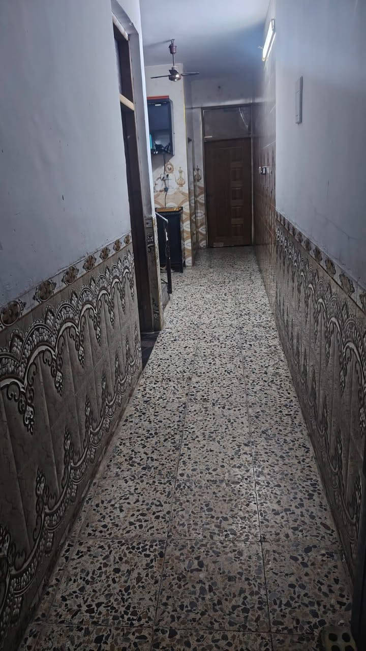 السلام وعليكم بيت قرب جامع حجي رمضان 75 متر وجهه 5 نزال 15 السعر 65 وبي مجال ***********
