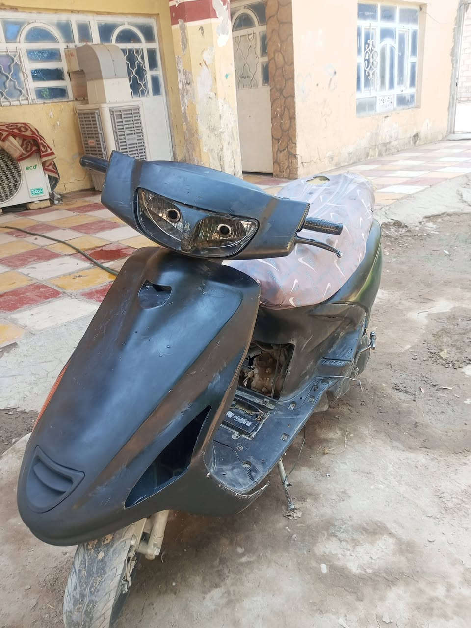 سلام عليكم دراجه فراشه للبيع مكينه مفتوحه شغاله سلف بس الباتري كاعد كهربابات كلهه شغاله بس عوزه لايتات لسعر 170وبيهه مجال مكاني حله مقابيل جامعت بابل الستفسار ‏‪***********‬‏
