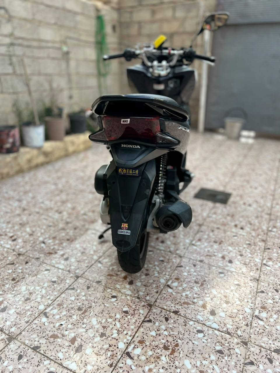 السلام عليكم pcx جيل الثاني ياباني الأصلي جميع المواصفات بيه موديل 2017 بيه نواقص المكينه تصرف دهن وشخوط قليله بالكفرات ماشيه 19000 السعر مليونين وبيه مجال للطيبين  أذا أتريد تفاصيل أكثر أتصل وتدلل موبايل *********** بي وات ساب وخاص العنوان ديالى بعقوبه حي المعلمين
