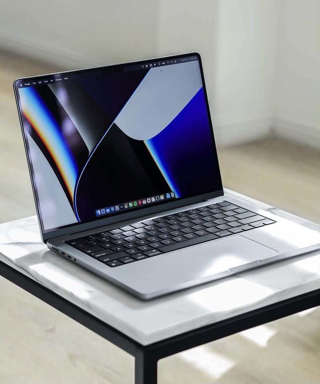السلام عليكم، للبيع ماك بوك برو 14 إنش بأحدث معالج Apple M4، جهاز بحالة الجديد تماماً ومخصص للأعمال الثقيلة، البرمجة، والمونتاج.

🔹 المواصفات:
• المعالج: Apple M4 (10-Core CPU / 10-Core GPU)
• الذاكرة العشوائية (RAM): 16GB Unified Memory
• السعة التخزينية (SSD): 512GB Ultra-Fast
• الشاشة: 14.2-inch Liquid Retina XDR (ProMotion 120Hz)
• اللون: فضي (Silver)
• المنافذ: 3x Thunderbolt 4 / HDMI / SDXC Card / MagSafe 3

🔹 حالة الجهاز:
• نسبة صحة البطارية: 100% (حالة عادية - زيرو مثل ما موضح بالصورة).
• النظافة: أخو الجديد تماماً بدون أي شخط أو أثر استخدام.
• الملحقات: كارتون الجهاز الأصلي + الشاحن الأصلي 70W + 
كيبل MagSafe 3 الأصلي.

 السعر: 2,050,000 عراقي - قابل للتفاوض البسيط للجادين.
📍 المكان: [بغداد]
📞 للتواصل: ***********
