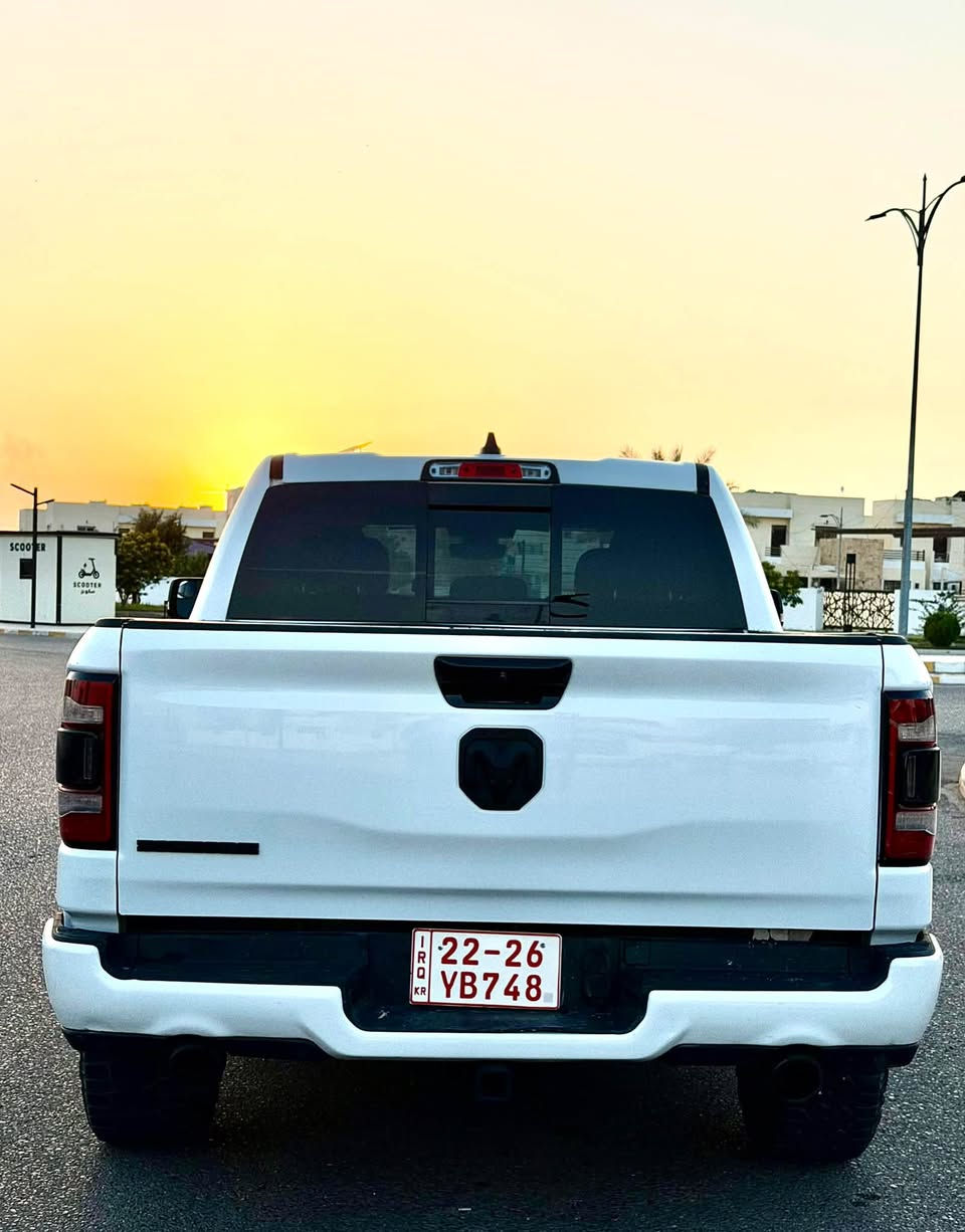 رام بيك هورن • V8 ٥٧٠٠ • شاشة تيسلا