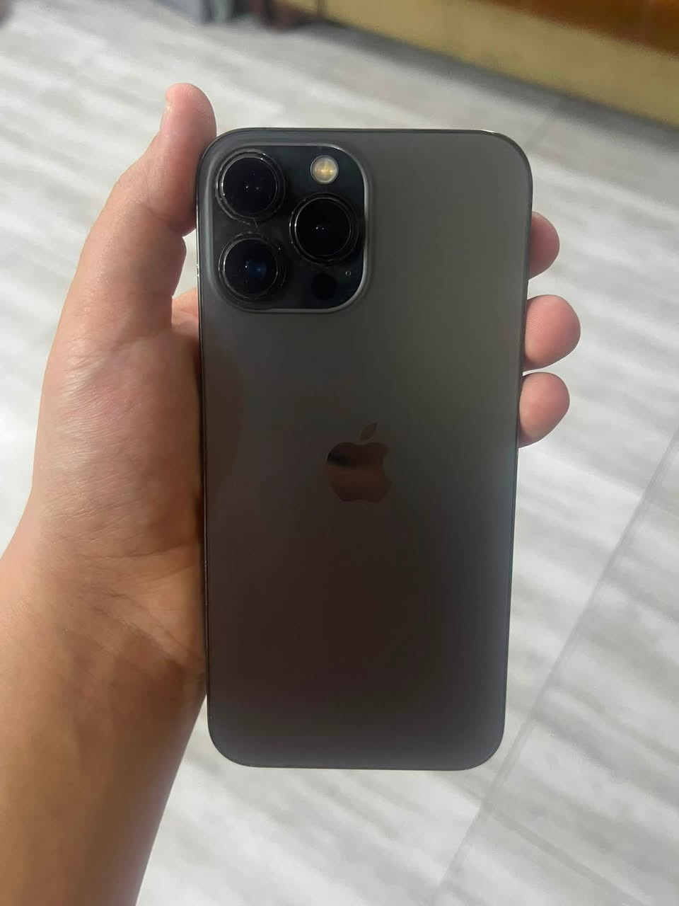 السلام عليكم 13pro max
الذاكره 256 
النضافه 90%
البطاريه 78
الخلل الكامره السينمائية x1 متوقفه 
مع كارتونه مطابقه 
السعر 600 وبي مجال 
واتساب ***********
