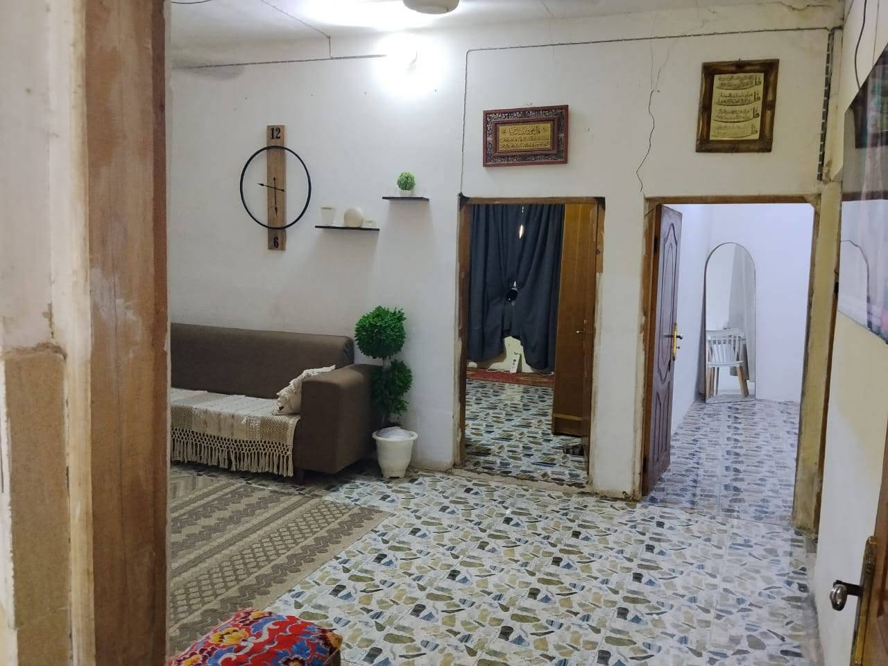 بيت للبيع مساحة 220 متر في منطقة الجمالية ( الحصوة)  قرب جامع السجاد ع قرب الابراج 
البيت يحتوي على استقبال كبير 7×4
مطبخ + 3 غرف + صالة + خلفية 
حمام خارجي +حمام داخلي طرمة بيها سقيفة 
بي خط مولد مع المغاسل وماطور ماء وسخان  وتانكي ابو الفين لتر عدد 2
هدية للمشتري 
السعر 35 وبي مجال 
للاستفسار ***********
ملاحضة.   يباع بلا اثاث #عقارات_كربلاء #بيع_شراء_كربلاء #ايجار_كربلاء #طابو_صرف_كربلاء
