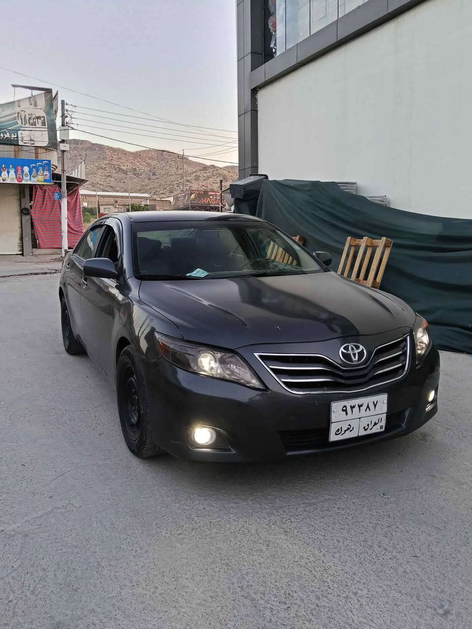 تويوتا كامري موديل ٢٠١١ محرك ٢،٥
كير ومحرك وتبريد بشرط
رقم دهوك تحويلها بشرط 
سياره بيها ثلاث قطع صبغ 
جاملوغين امامي مع بونيد
جاملوغ يم سكن بيها دواخل شويه
بعدين سياره كلها بشرط 
روح للترايي من دهوك للبصره
سياره جاهزه ألف مابيها مصرف
مكانها دهوك داخل دهوك 
سياره بيها تحكيل شويه تكحيل 
لونها نفطي تقريبا 
سعرها ٨٧ ورقه ونزل ٧ غرامه 
*********** بيها واتس اب دهوك, العراق
